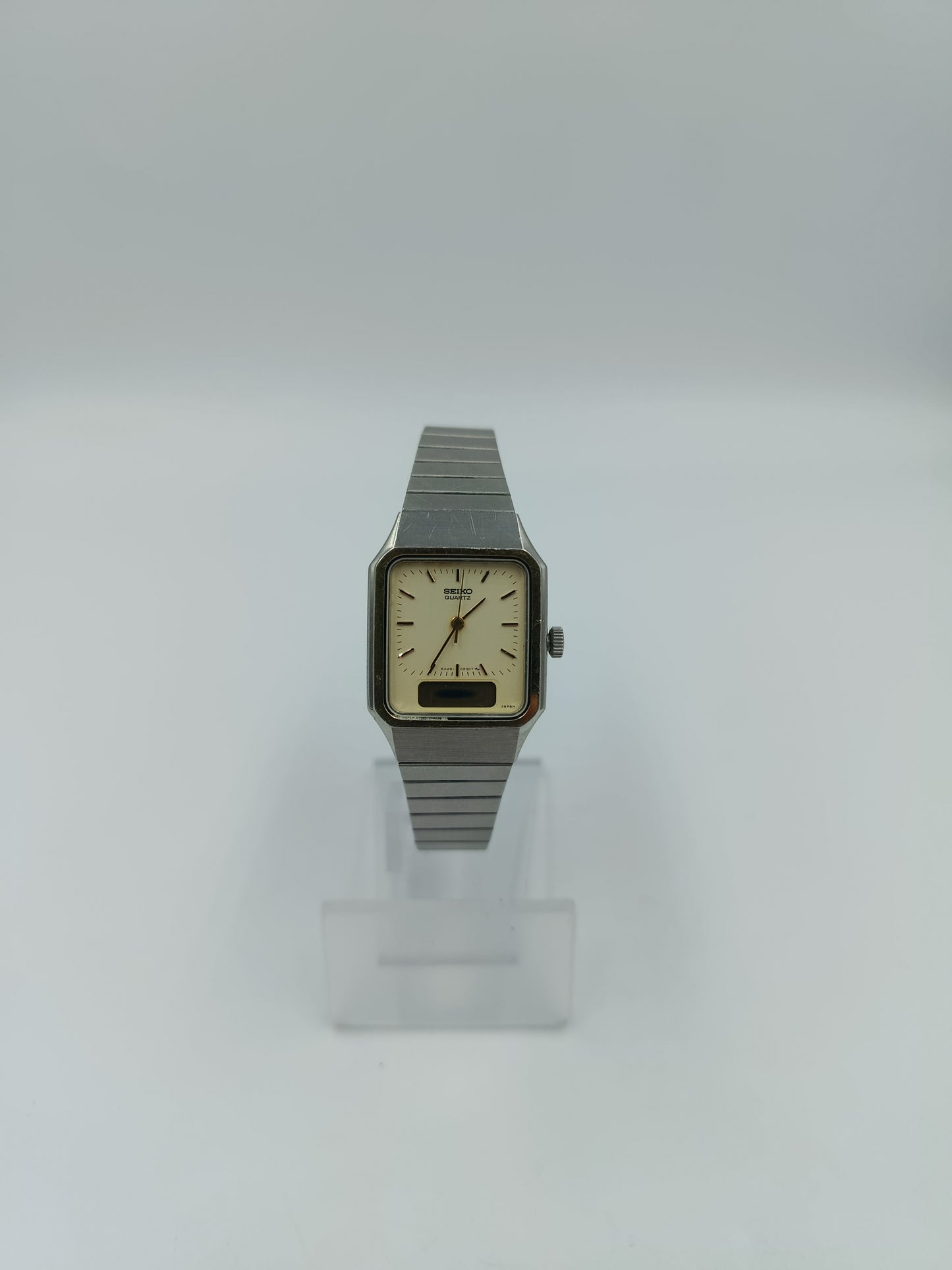 Seiko Quartz Damenarmbanduhr Silberfarben mit rechteckigem Gehäuse Defekt
