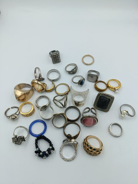 Großes Ringe Konvolut mit verschiedenen Damenringen in unterschiedlichen Designs