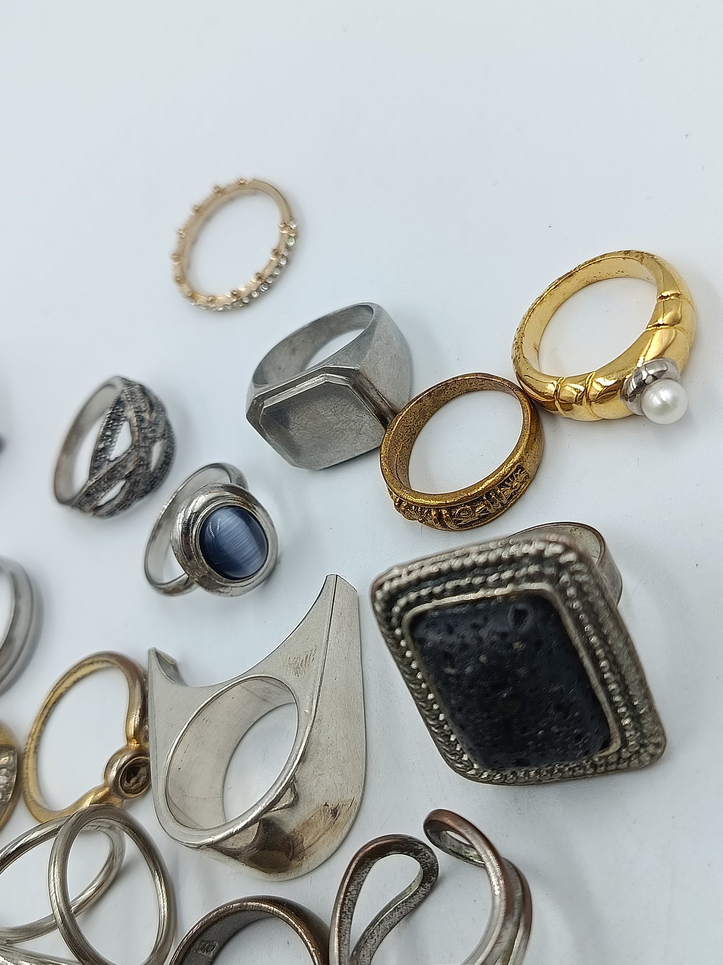 Großes Ringe Konvolut mit verschiedenen Damenringen in unterschiedlichen Designs