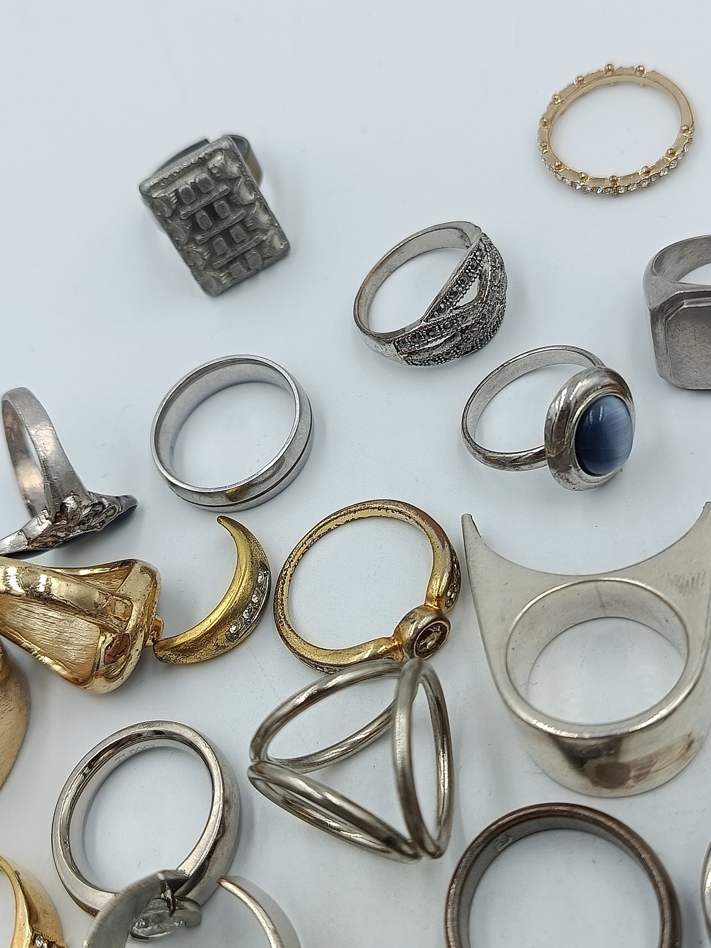 Großes Ringe Konvolut mit verschiedenen Damenringen in unterschiedlichen Designs