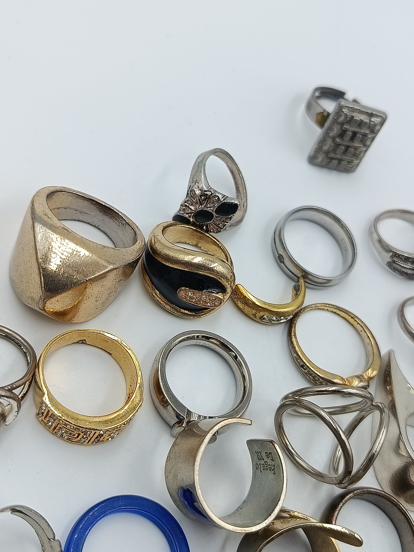 Großes Ringe Konvolut mit verschiedenen Damenringen in unterschiedlichen Designs