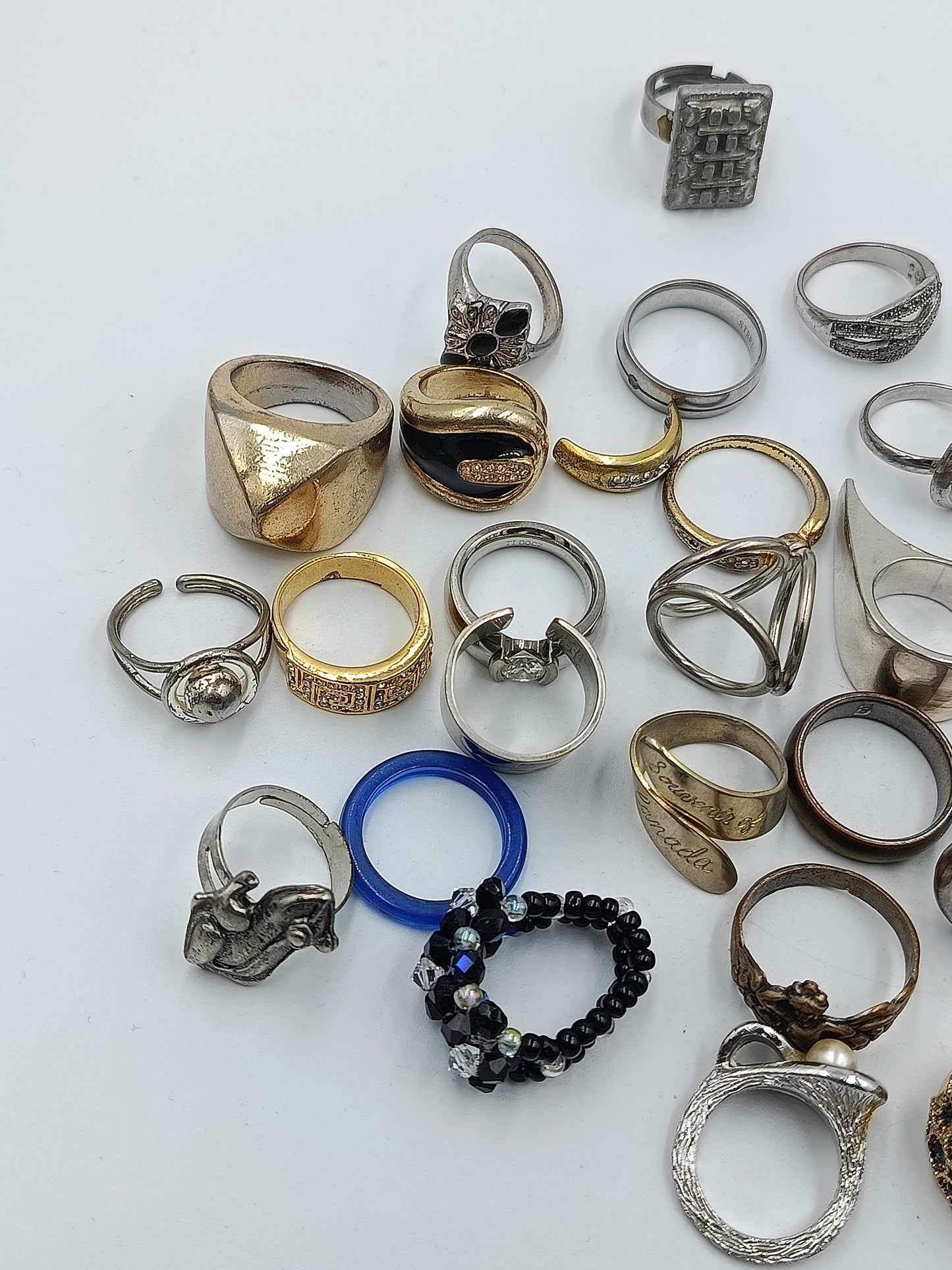 Großes Ringe Konvolut mit verschiedenen Damenringen in unterschiedlichen Designs