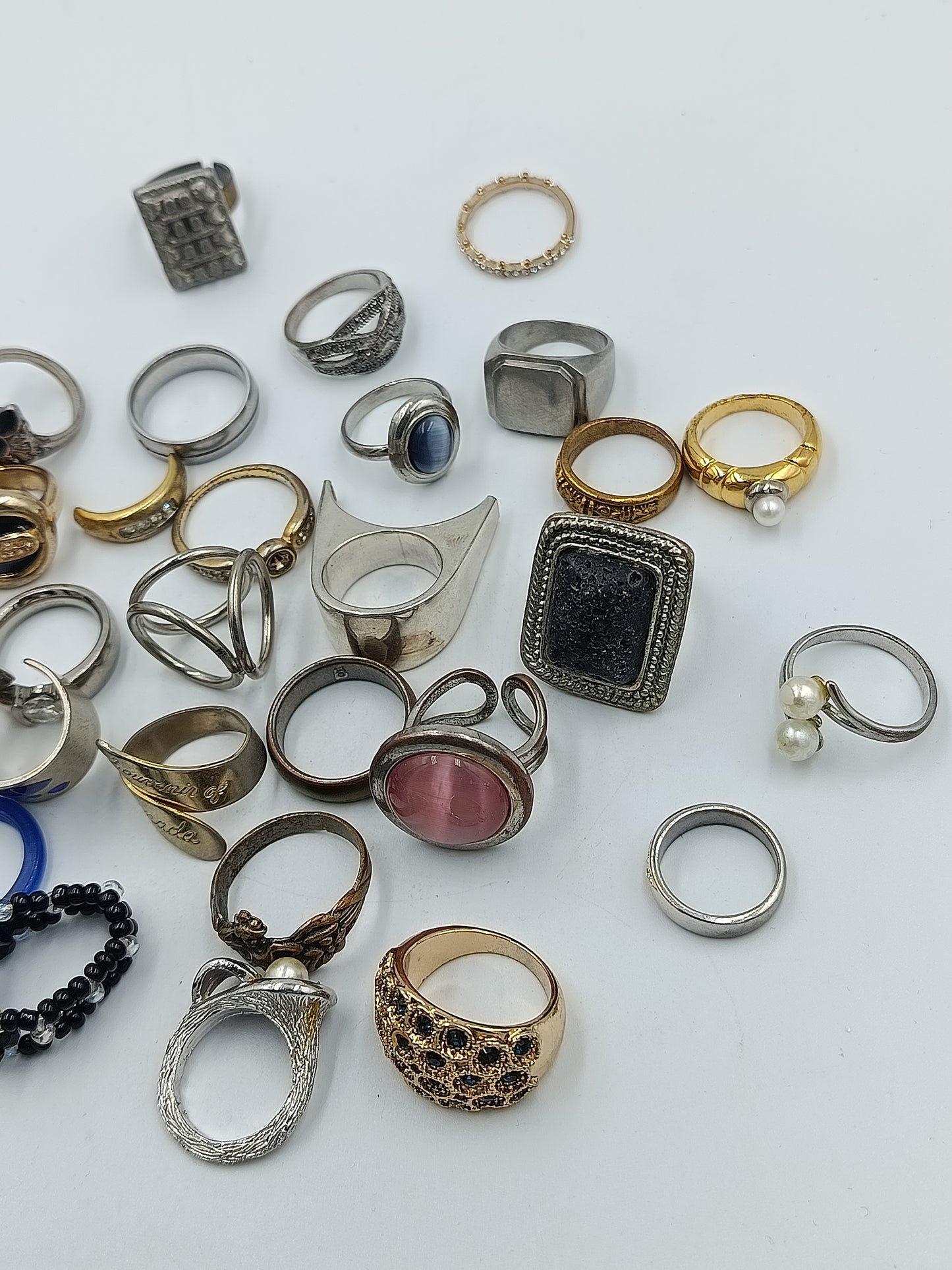 Großes Ringe Konvolut mit verschiedenen Damenringen in unterschiedlichen Designs
