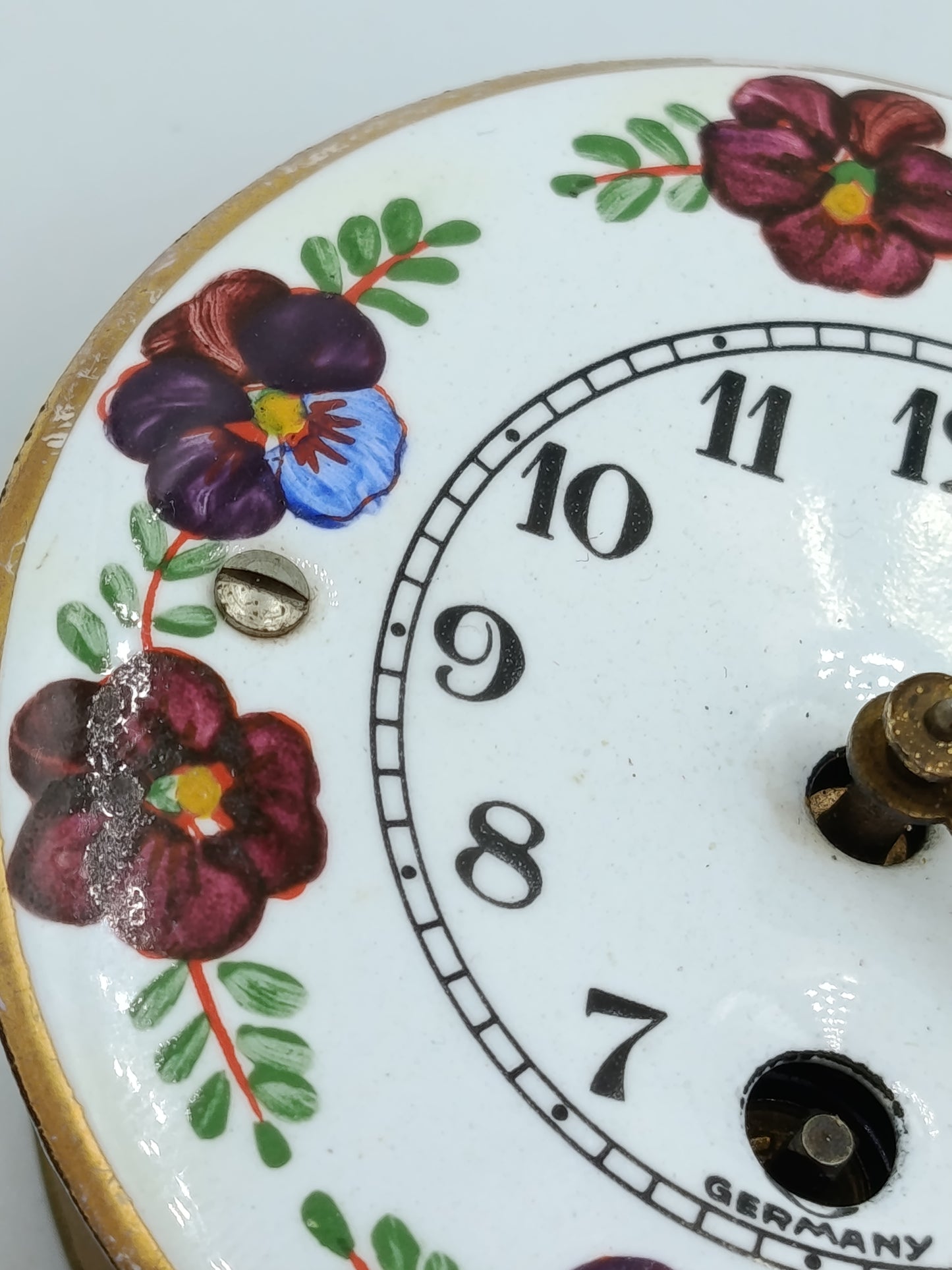 Antike Wanduhr Emaille Zifferblatt Blumen Dekor Schwarzwald Uhrwerk Vintage