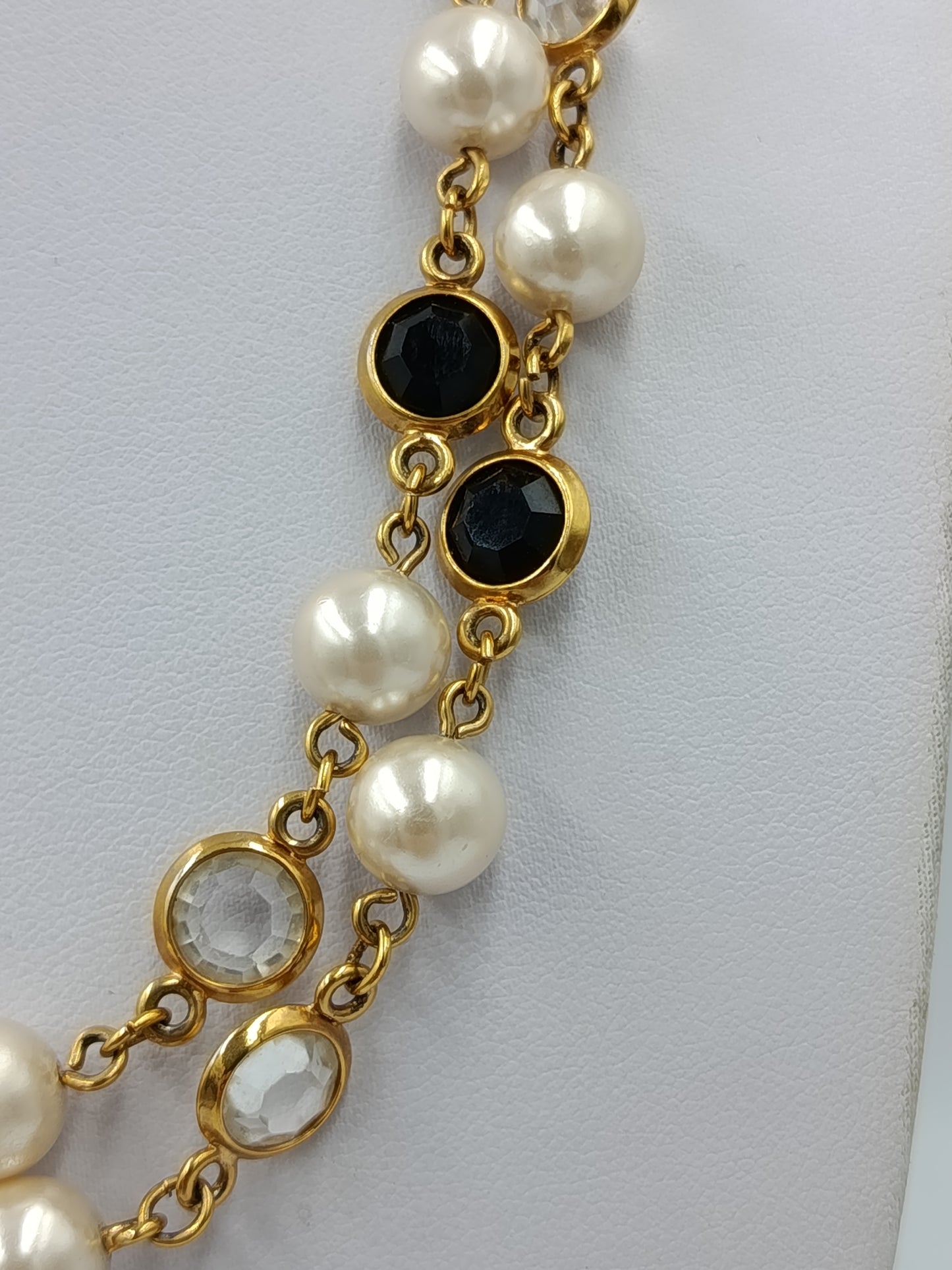 Elegante Perlenkette goldfarben mit schwarzen und klaren Steinen Vintage Stil