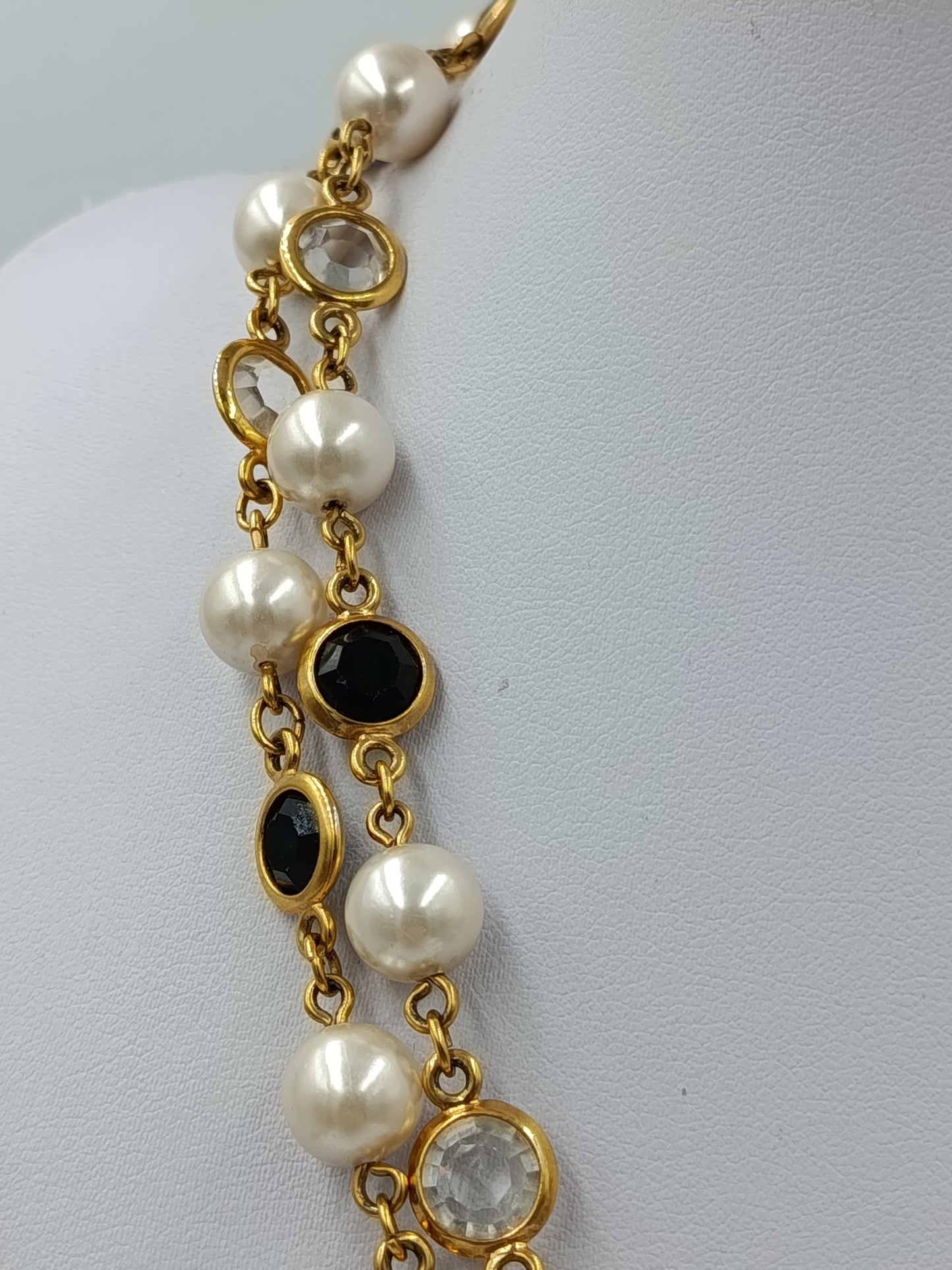 Elegante Perlenkette goldfarben mit schwarzen und klaren Steinen Vintage Stil