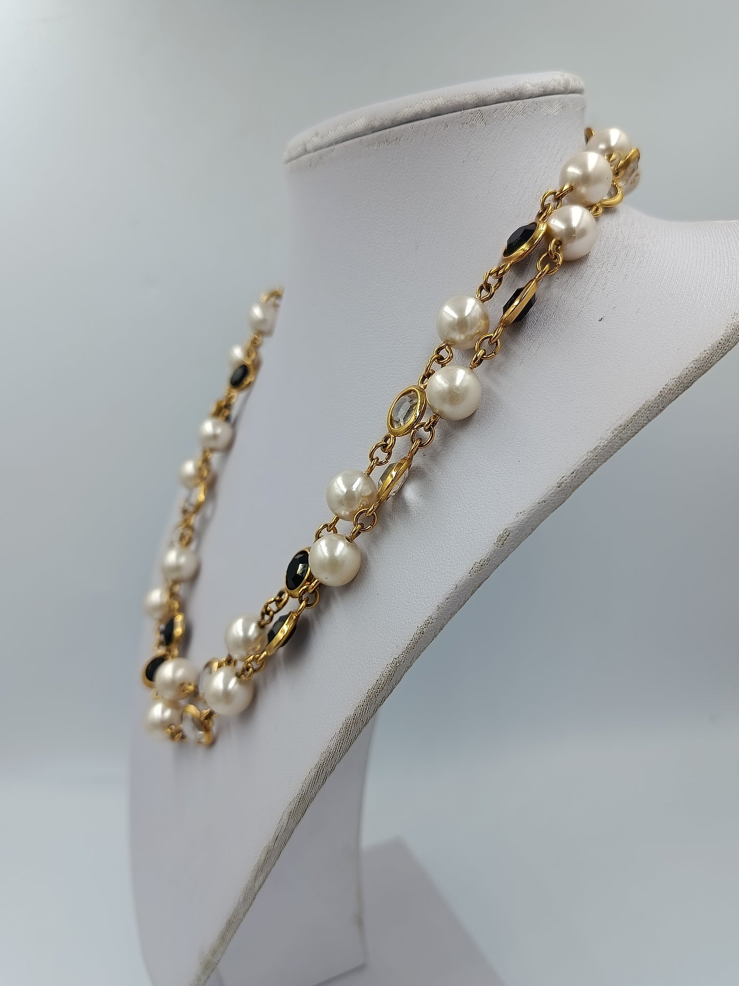 Elegante Perlenkette goldfarben mit schwarzen und klaren Steinen Vintage Stil