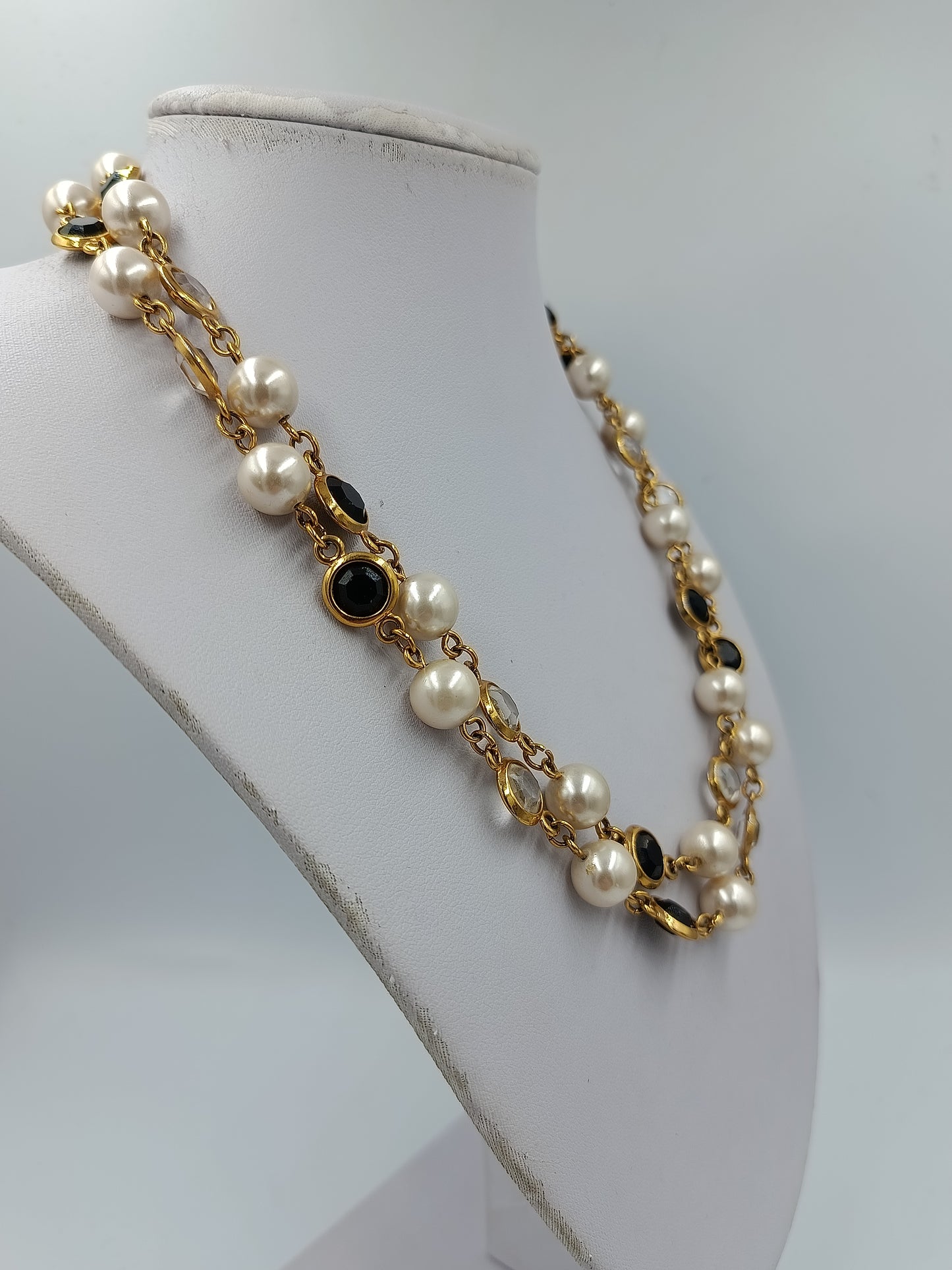Elegante Perlenkette goldfarben mit schwarzen und klaren Steinen Vintage Stil