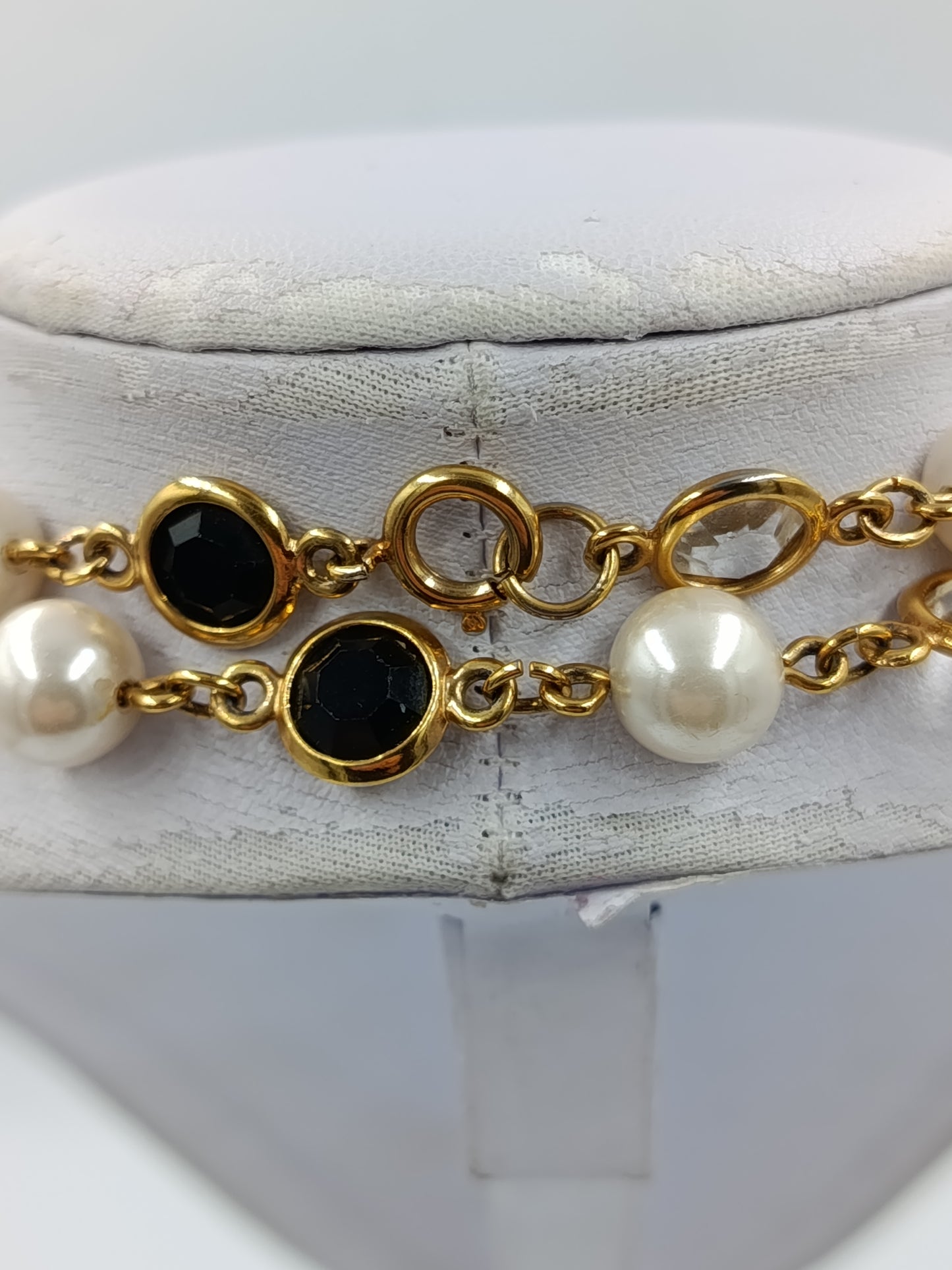 Elegante Perlenkette goldfarben mit schwarzen und klaren Steinen Vintage Stil
