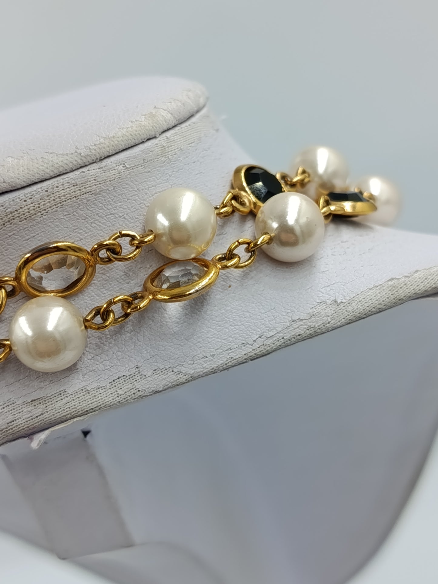 Elegante Perlenkette goldfarben mit schwarzen und klaren Steinen Vintage Stil
