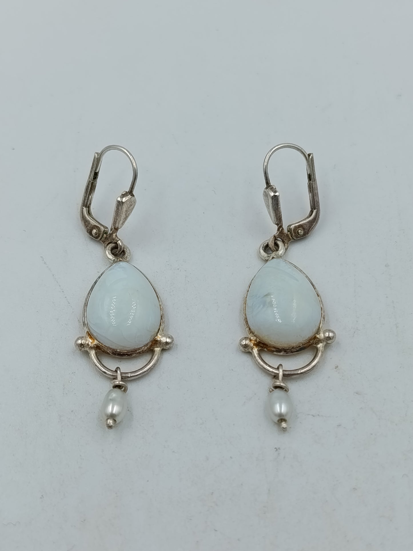 Vintage Ohrringe Tropfenform Weiß mit Perlen Anhänger Elegant