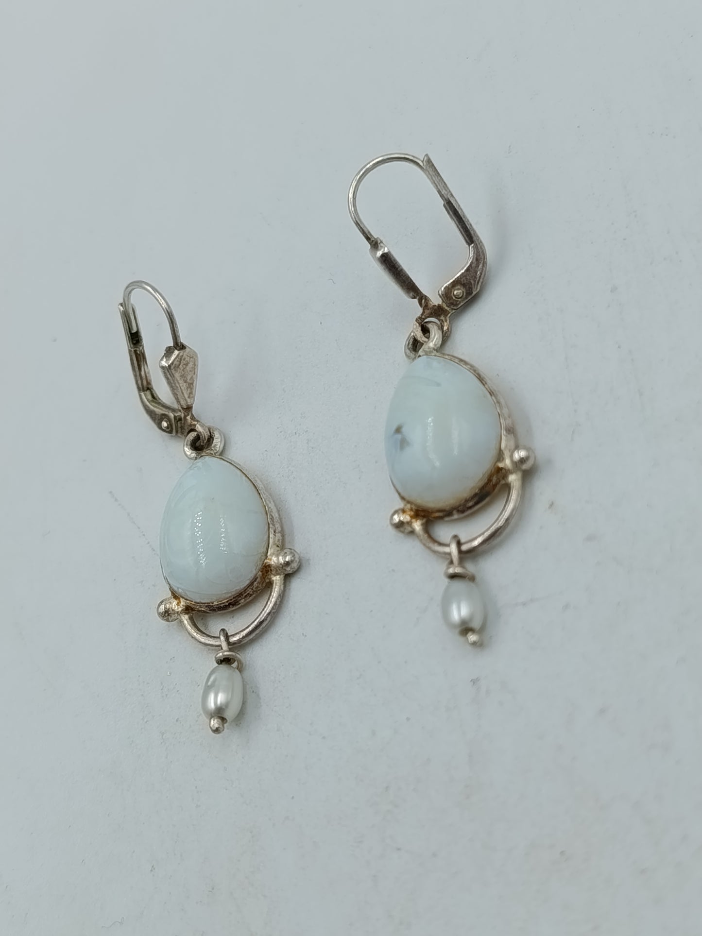 Vintage Ohrringe Tropfenform Weiß mit Perlen Anhänger Elegant