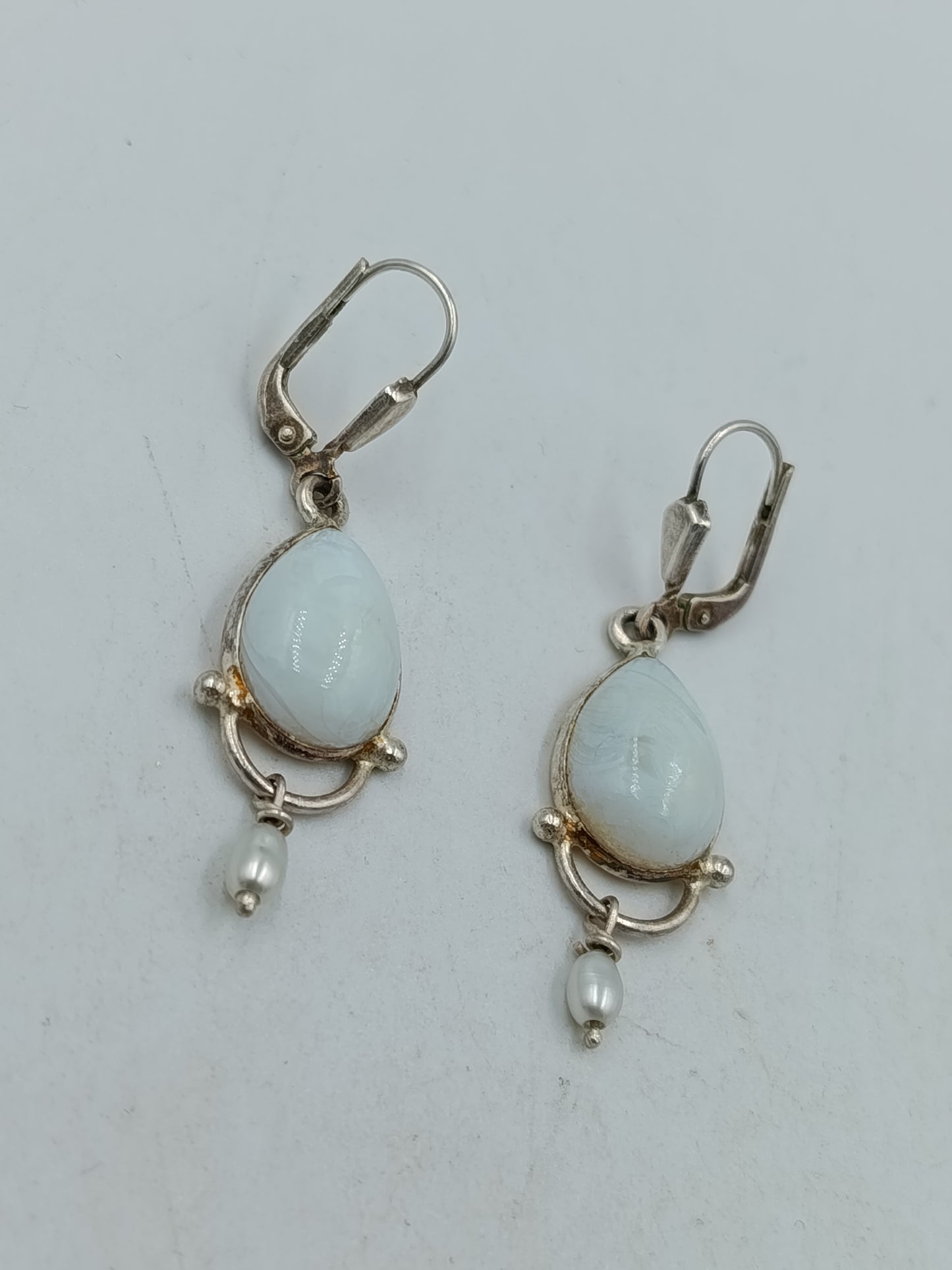 Vintage Ohrringe Tropfenform Weiß mit Perlen Anhänger Elegant