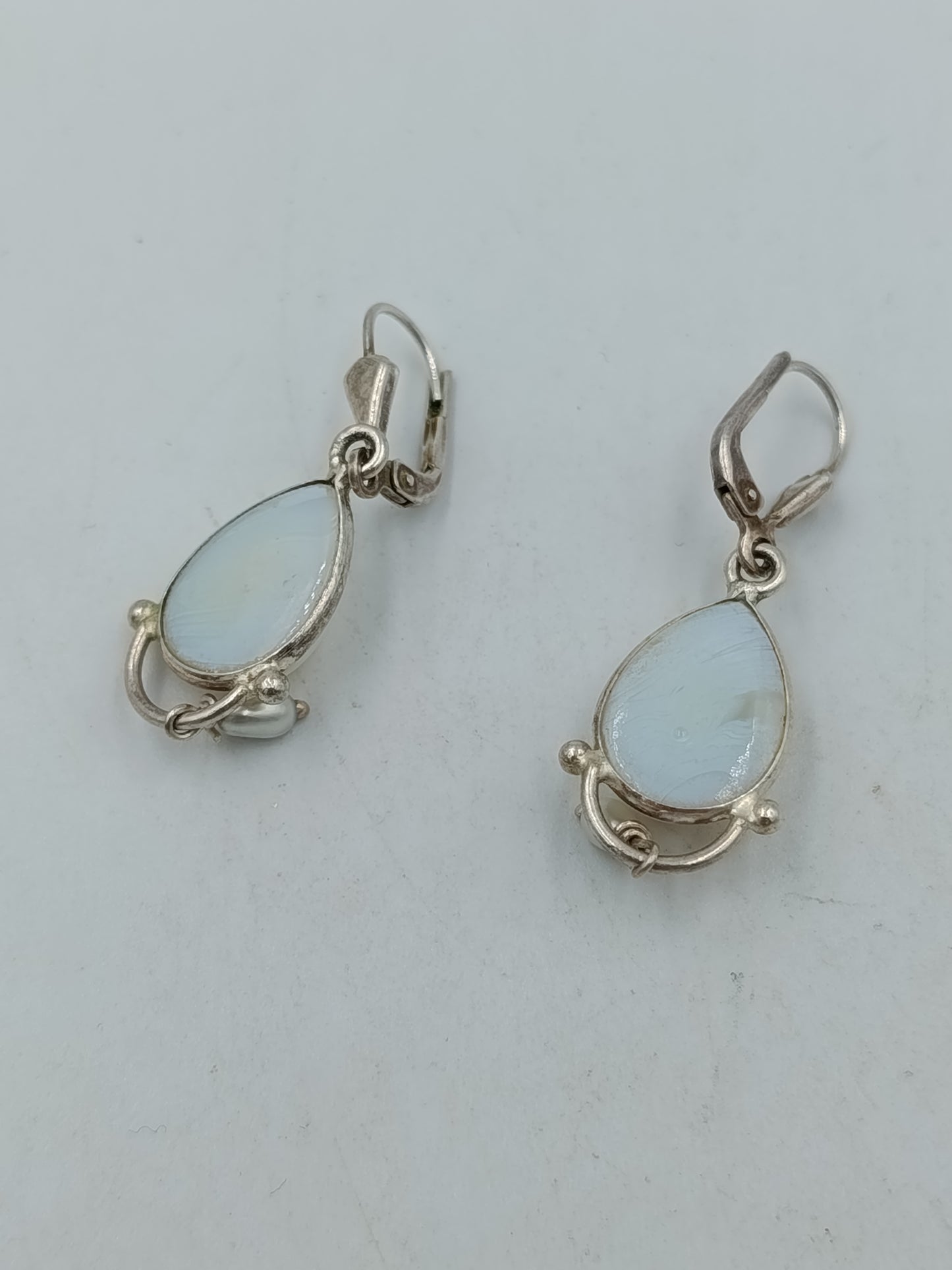 Vintage Ohrringe Tropfenform Weiß mit Perlen Anhänger Elegant