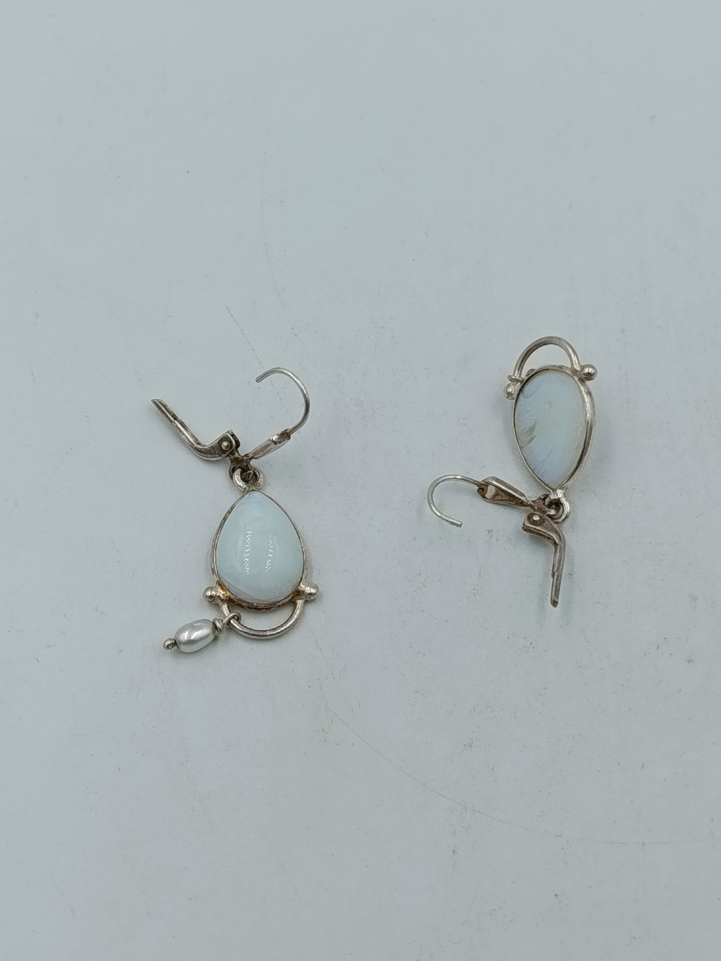 Vintage Ohrringe Tropfenform Weiß mit Perlen Anhänger Elegant