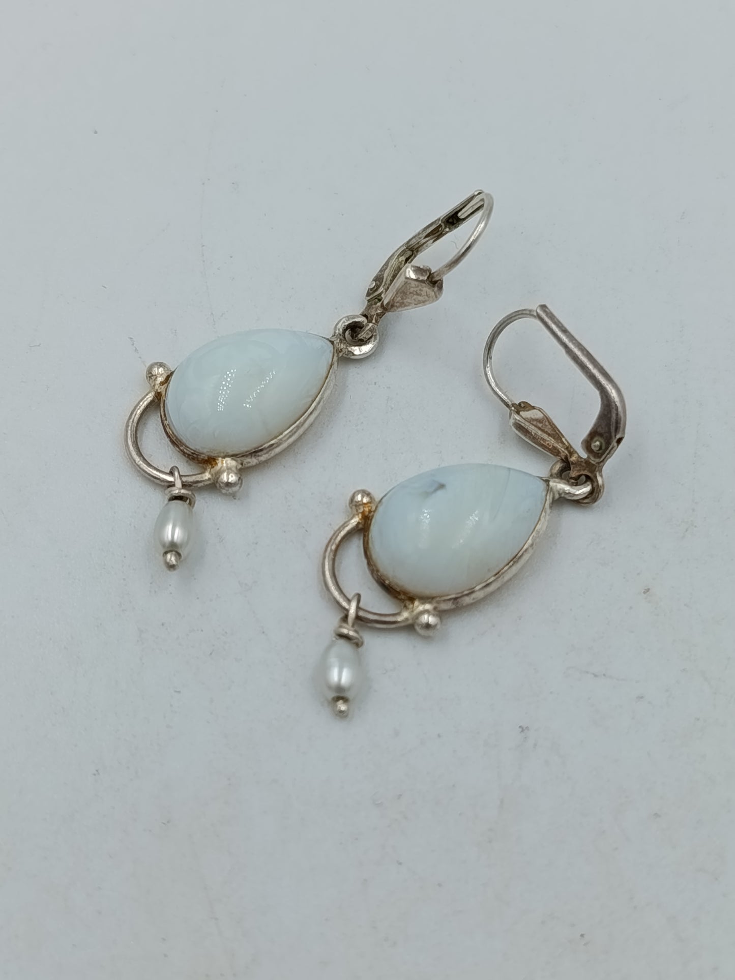 Vintage Ohrringe Tropfenform Weiß mit Perlen Anhänger Elegant