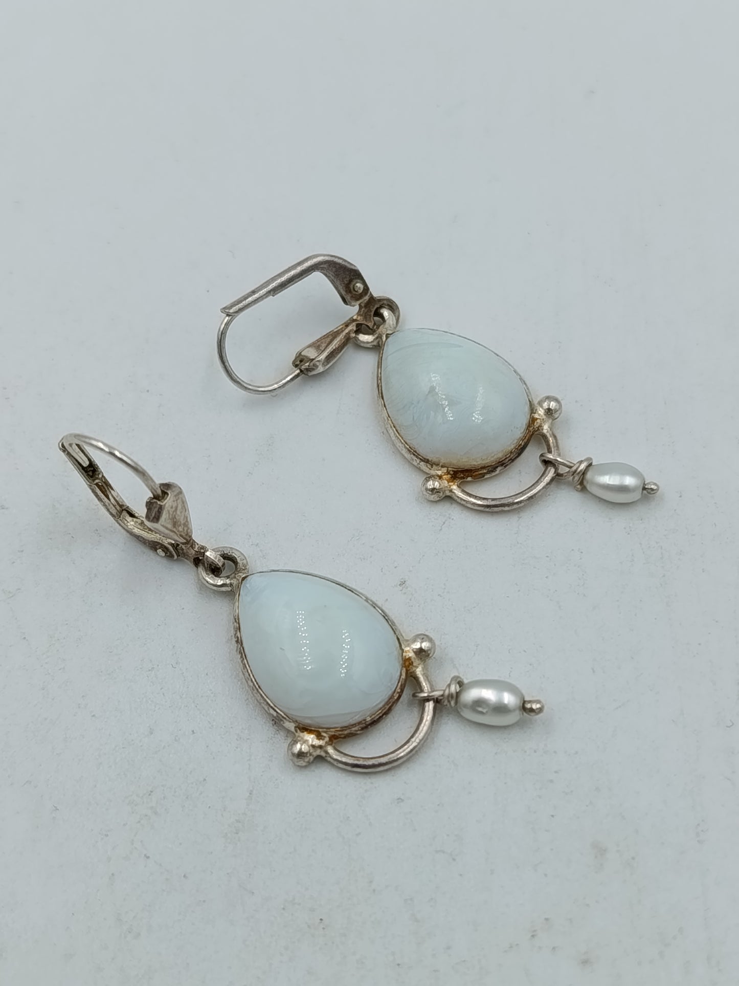 Vintage Ohrringe Tropfenform Weiß mit Perlen Anhänger Elegant