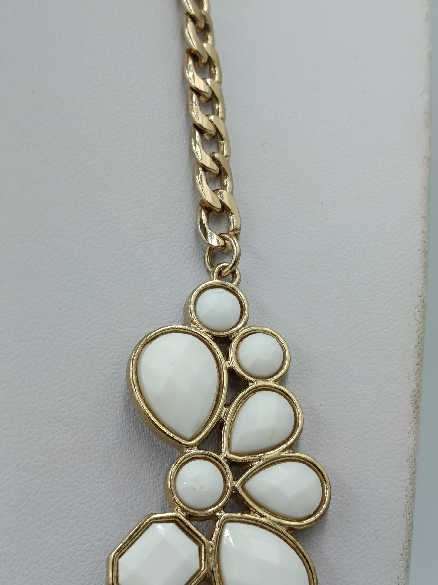 Statement Halskette Gold Weiß Groß Blumen Design Vintage