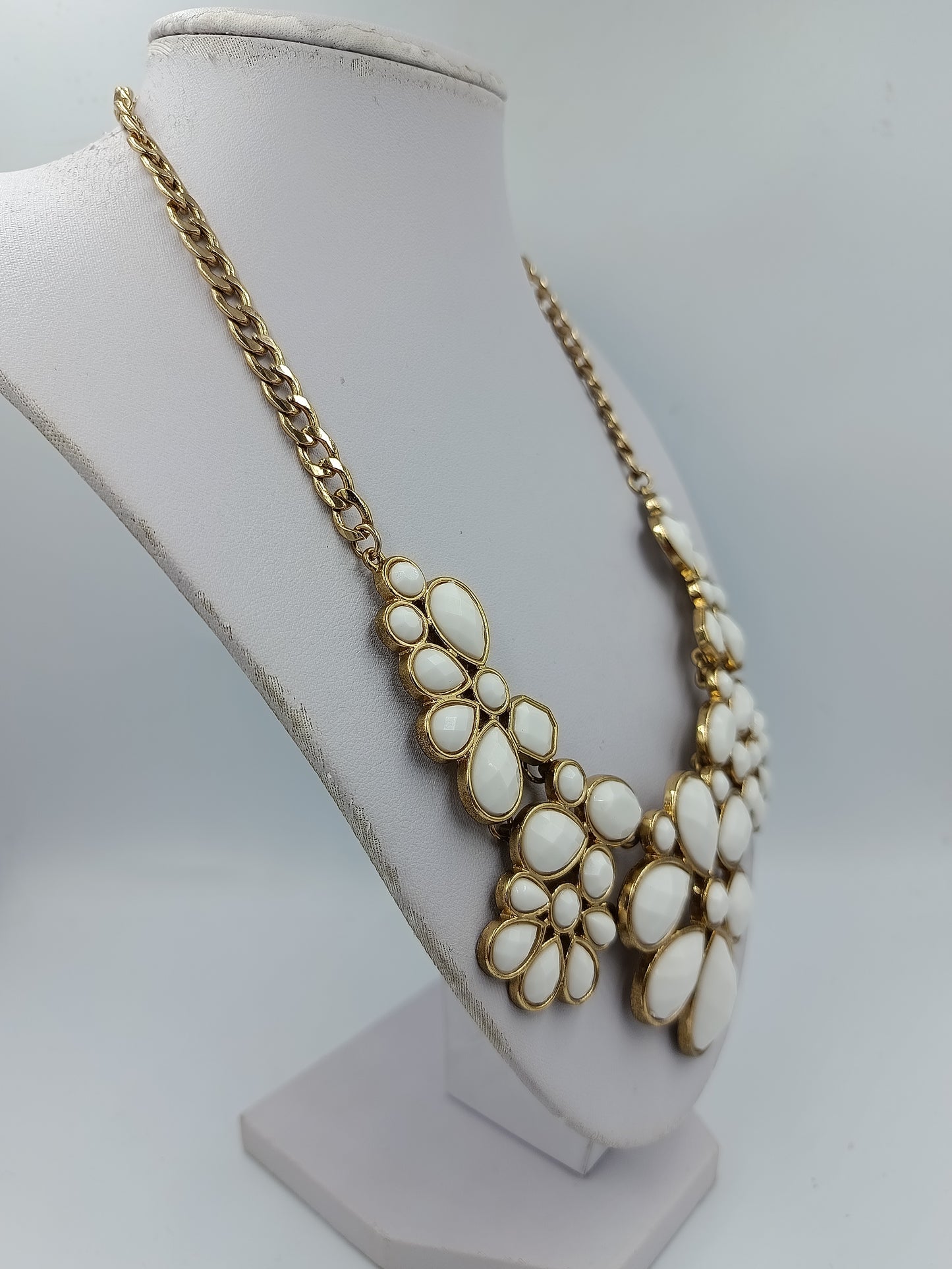 Statement Halskette Gold Weiß Groß Blumen Design Vintage