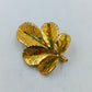 Vintage Brosche Blattmotiv  goldfarben mit grüner Patina