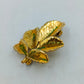 Vintage Brosche Blattmotiv  goldfarben mit grüner Patina