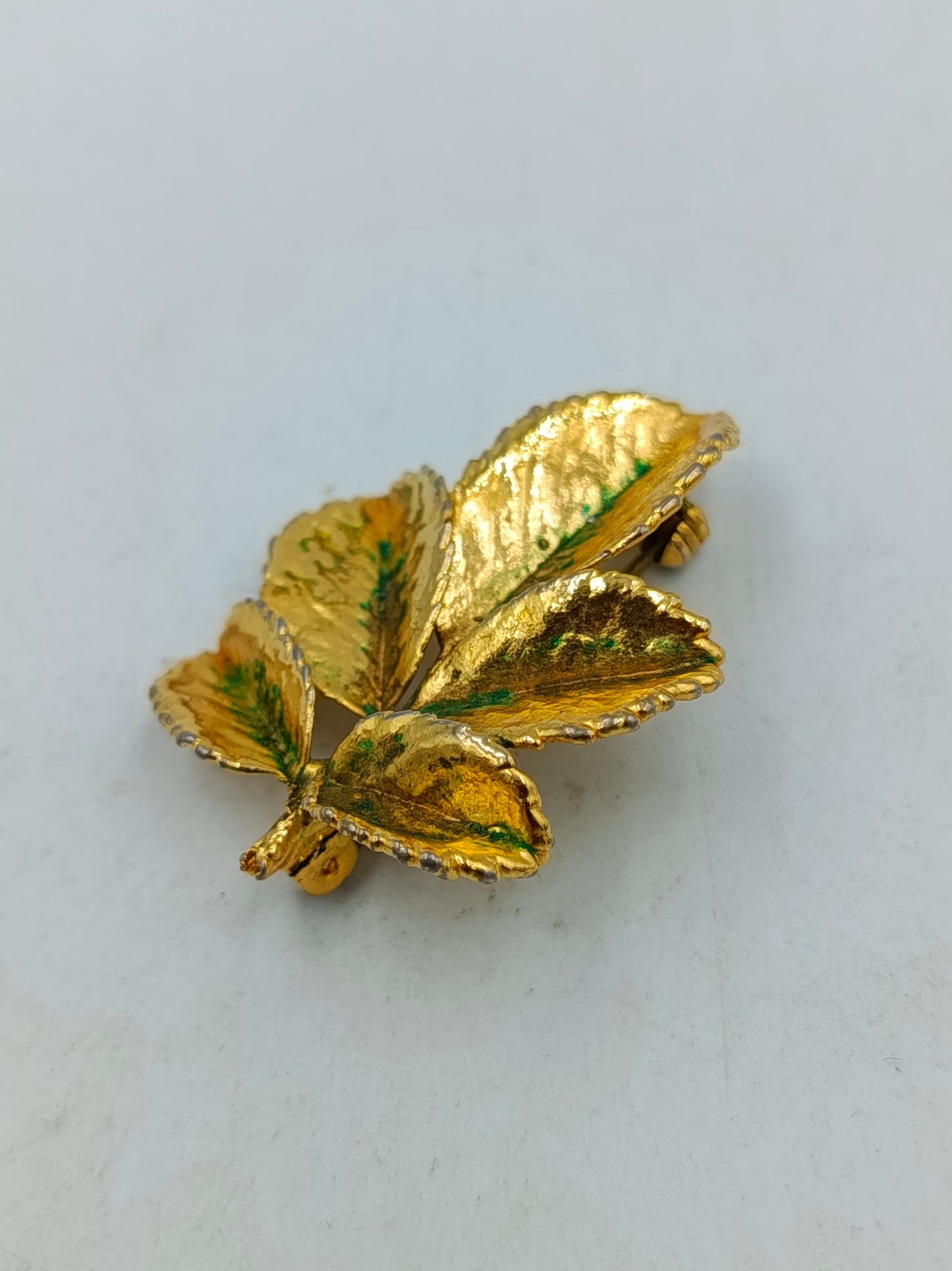Vintage Brosche Blattmotiv  goldfarben mit grüner Patina