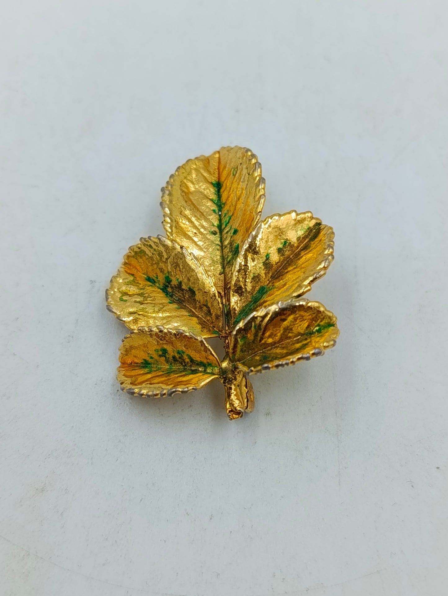 Vintage Brosche Blattmotiv  goldfarben mit grüner Patina
