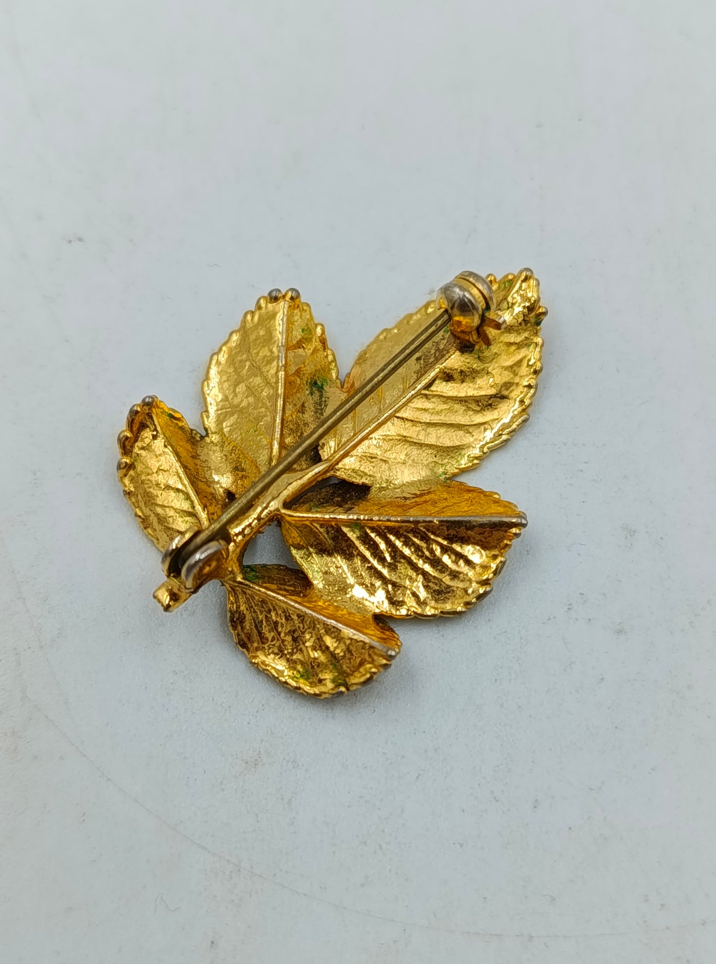 Vintage Brosche Blattmotiv  goldfarben mit grüner Patina