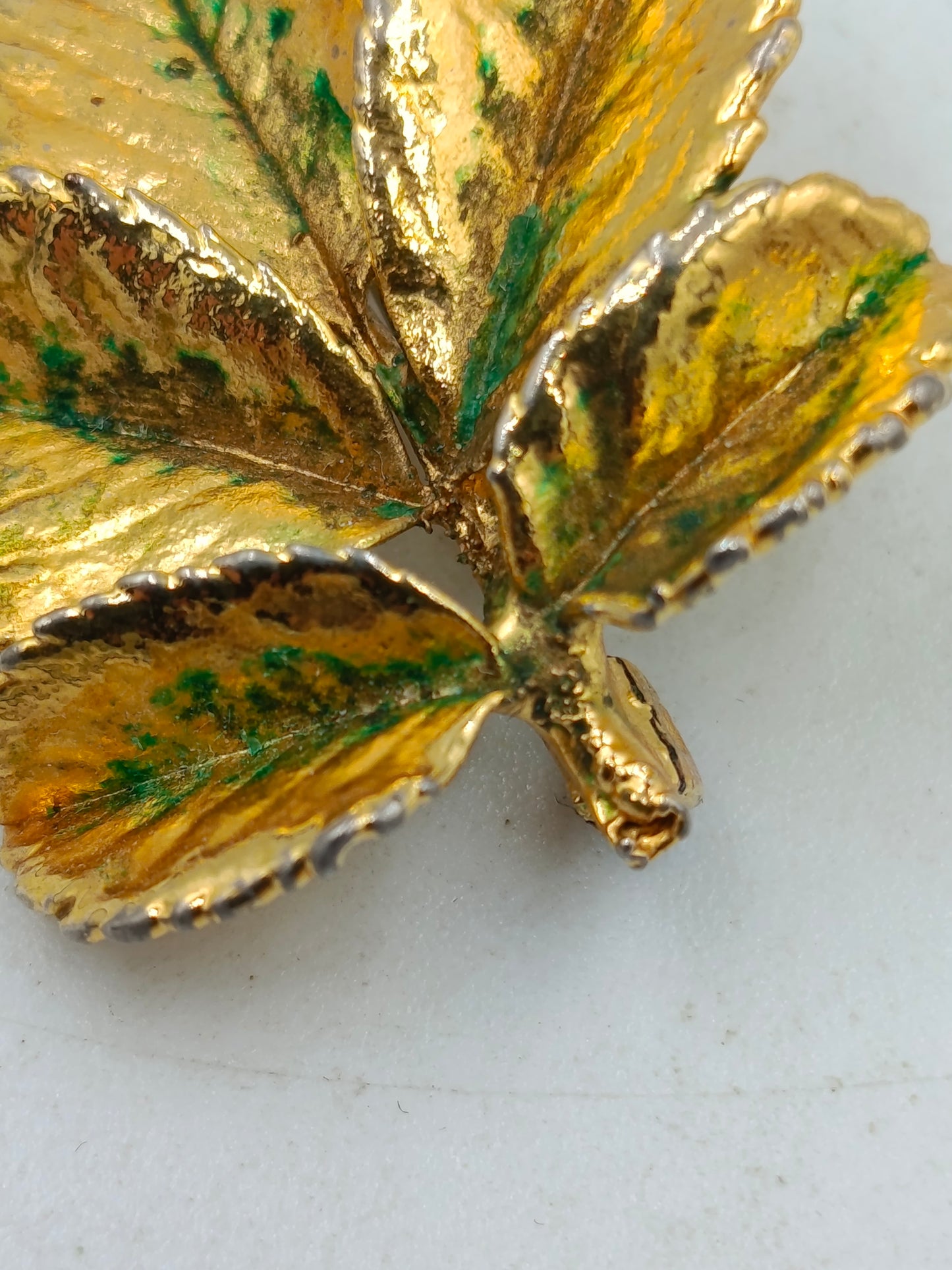 Vintage Brosche Blattmotiv  goldfarben mit grüner Patina