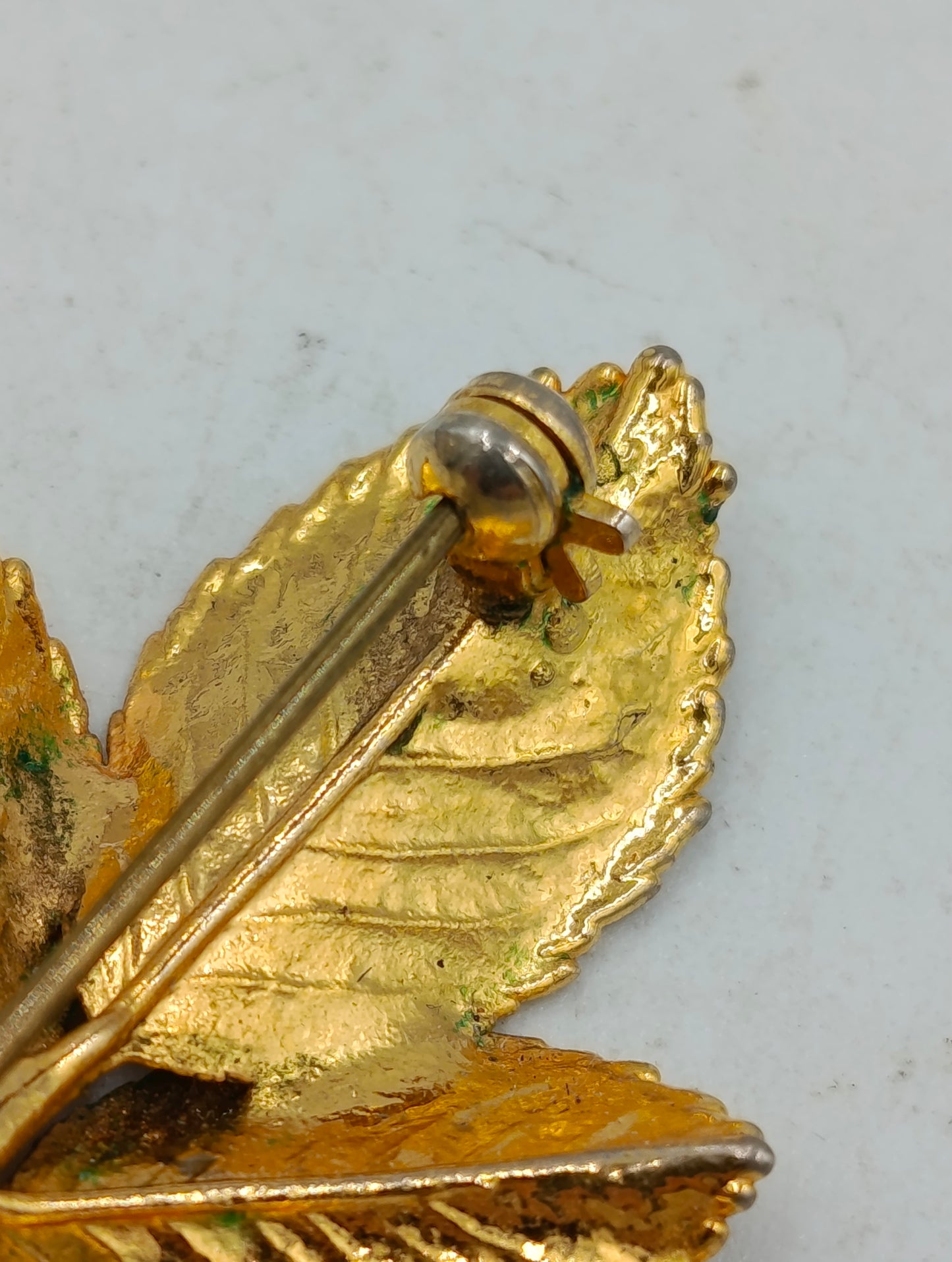 Vintage Brosche Blattmotiv  goldfarben mit grüner Patina