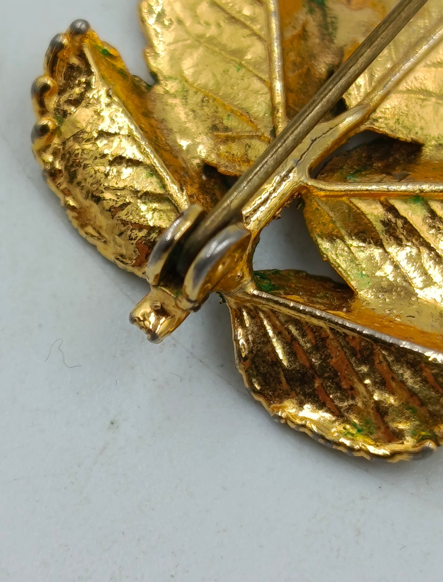 Vintage Brosche Blattmotiv  goldfarben mit grüner Patina