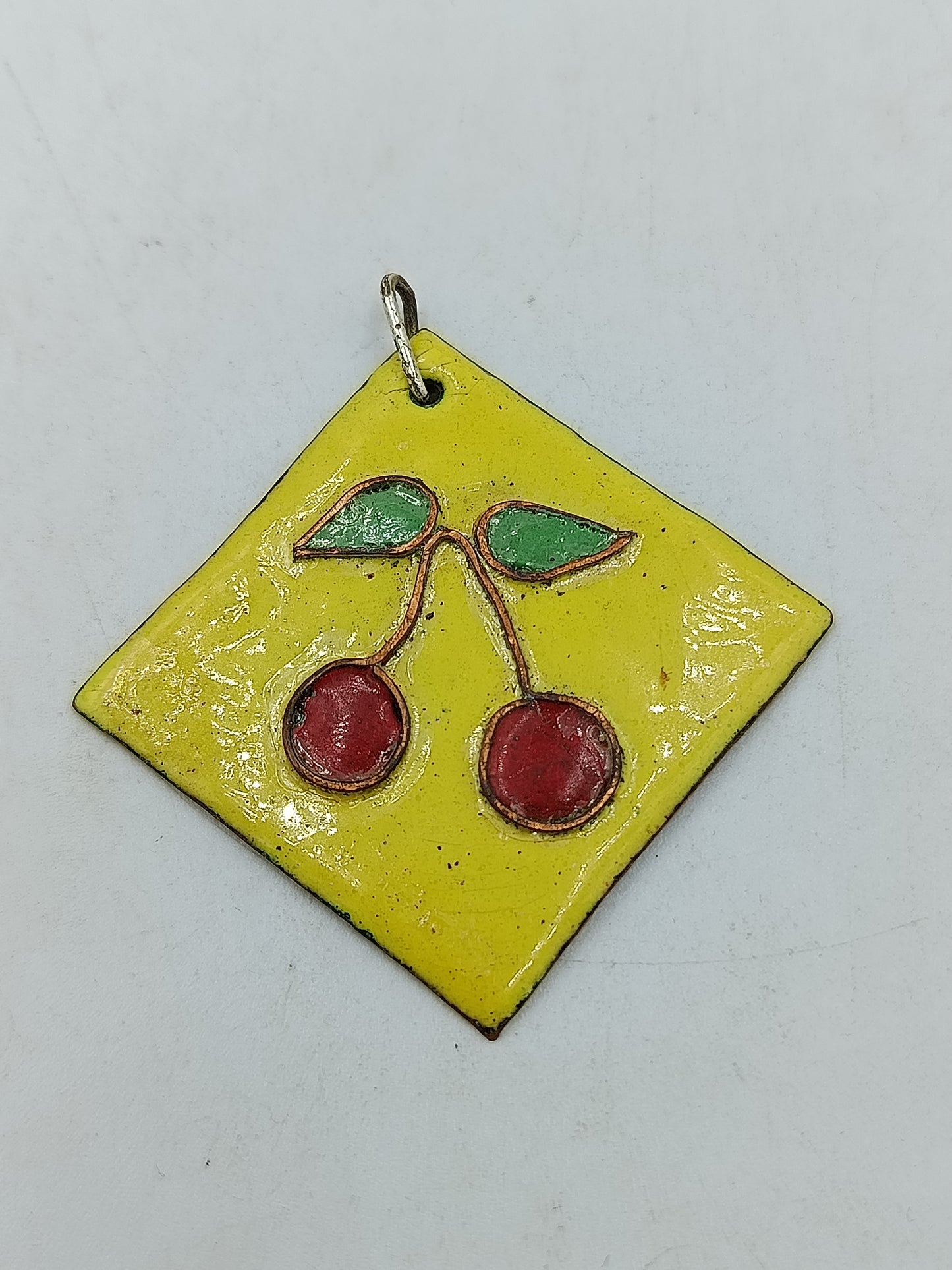 Vintage Anhänger Kirschen Gelb Emaille Handarbeit mit liebevollem Kirschmotiv