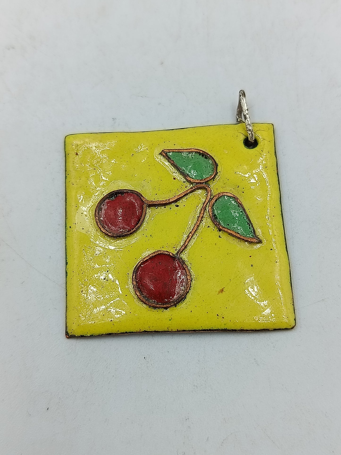 Vintage Anhänger Kirschen Gelb Emaille Handarbeit mit liebevollem Kirschmotiv