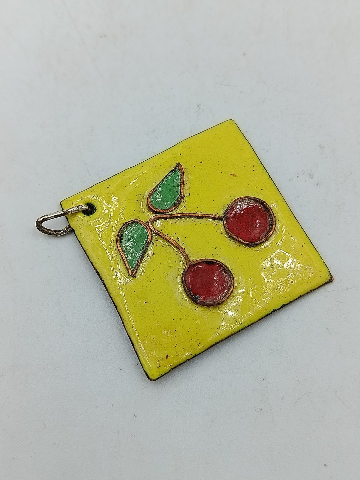 Vintage Anhänger Kirschen Gelb Emaille Handarbeit mit liebevollem Kirschmotiv