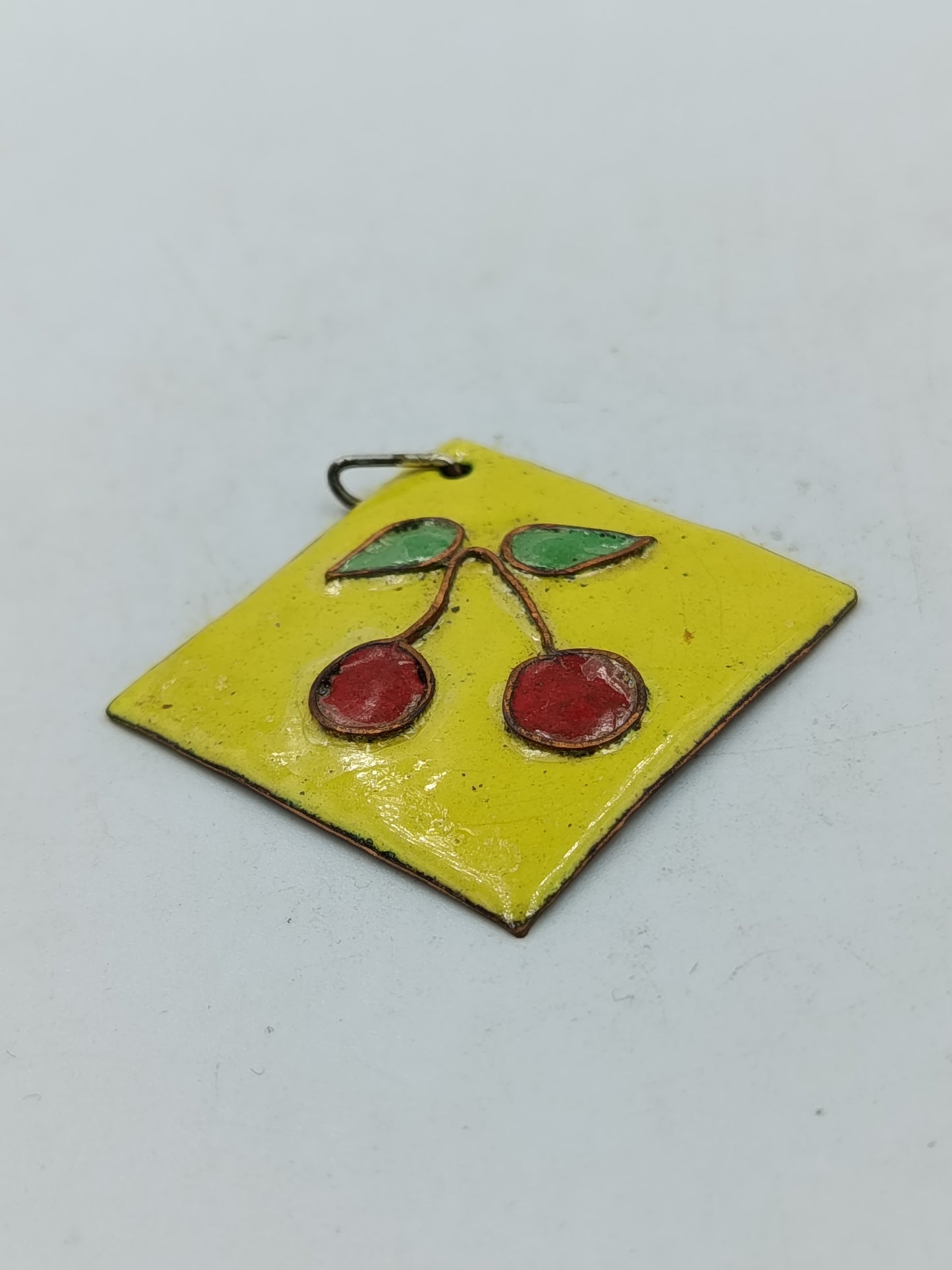 Vintage Anhänger Kirschen Gelb Emaille Handarbeit mit liebevollem Kirschmotiv