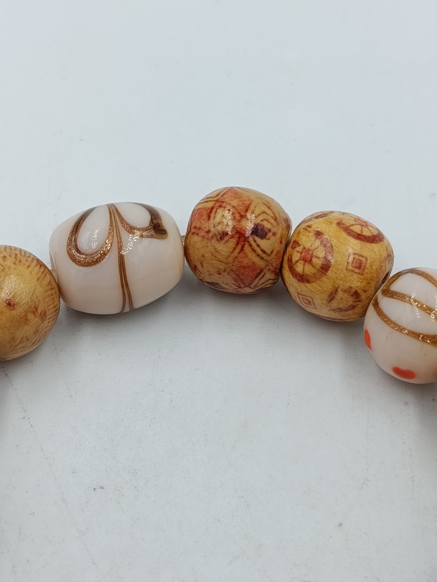 Buntes Vintage Holzperlen-Armband – Elastisch & Naturgetreu