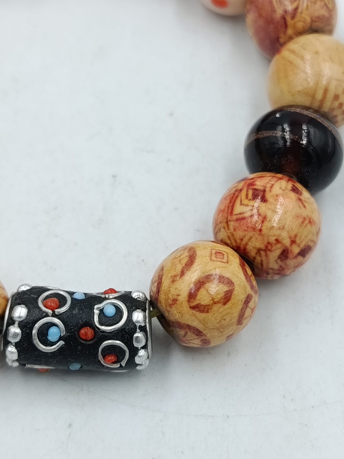 Buntes Vintage Holzperlen-Armband – Elastisch & Naturgetreu