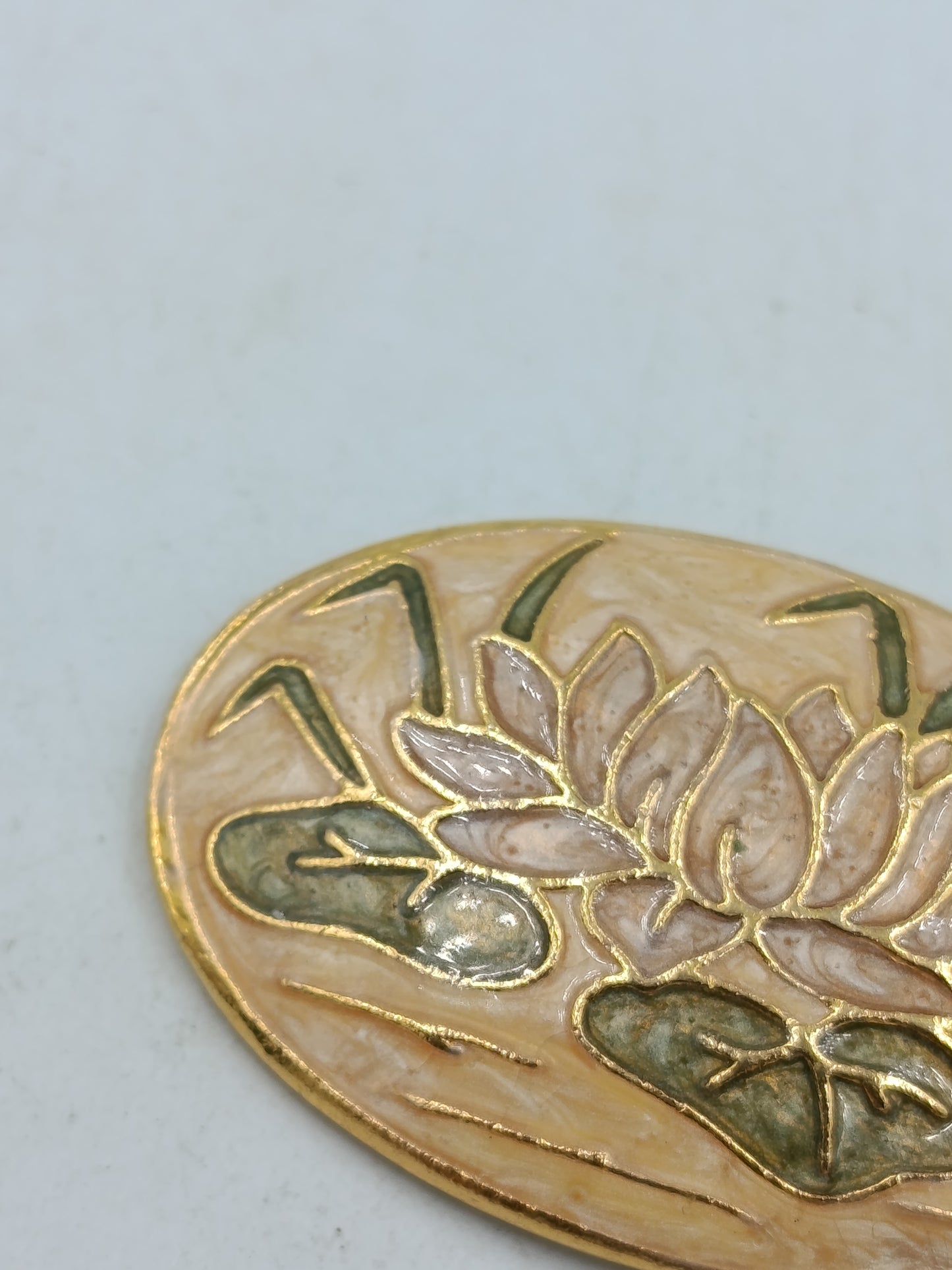 Wunderschöne Vintage Brosche Seerose Emaille Goldfarben Oval