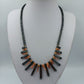 Ausdrucksstarke Statement Kette Hämatit Look mit Koralle Design modern
