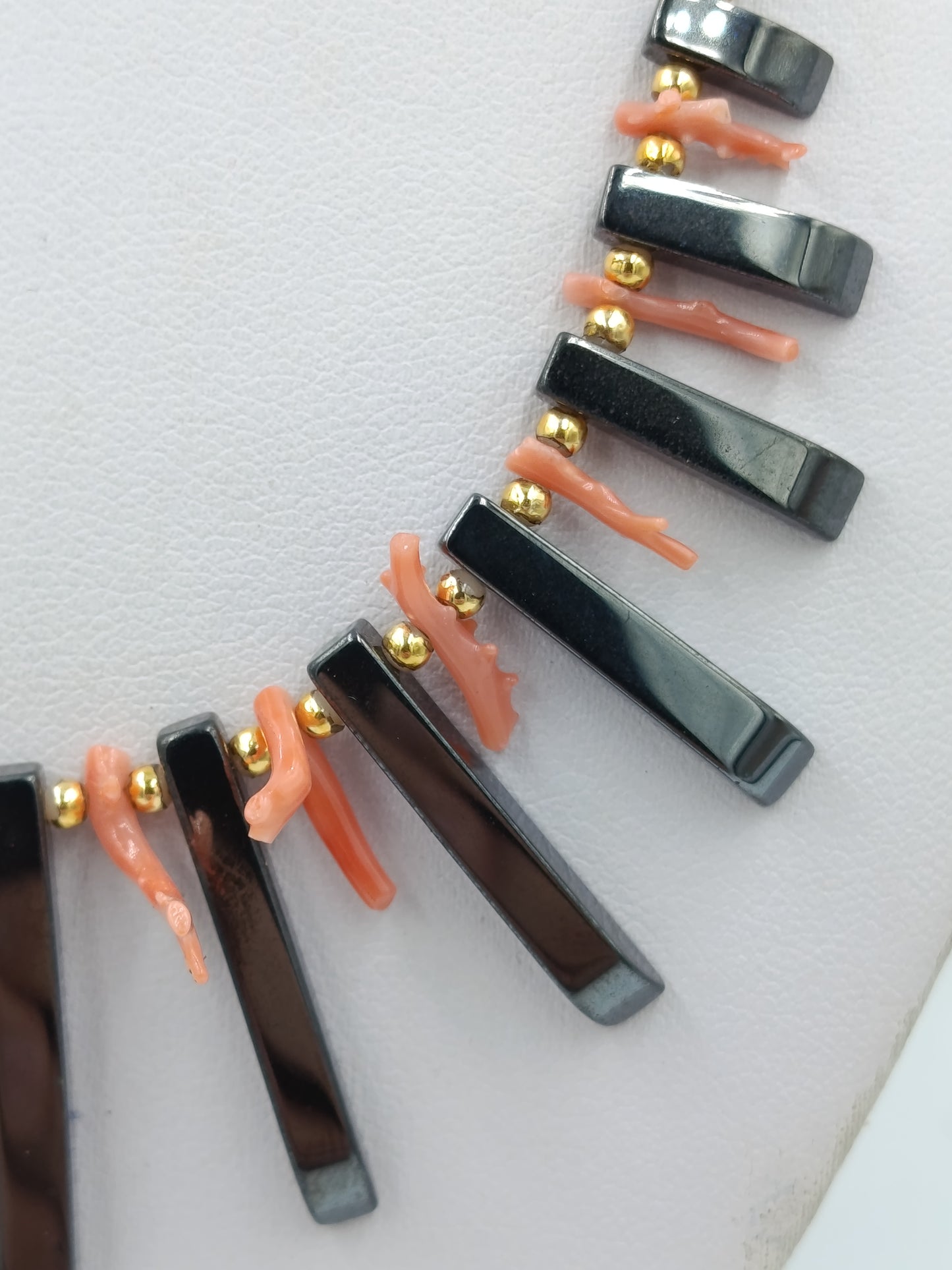 Ausdrucksstarke Statement Kette Hämatit Look mit Koralle Design modern