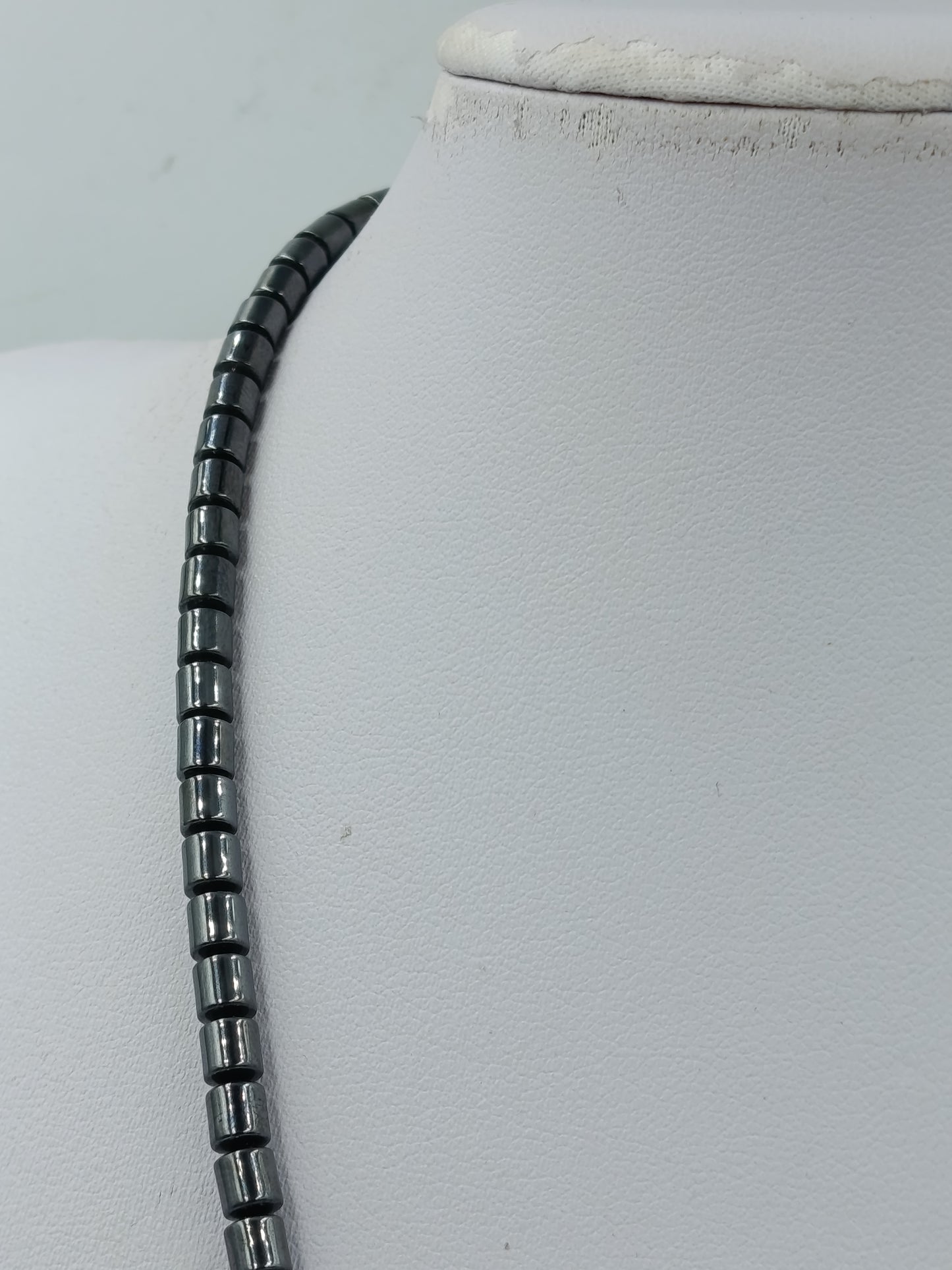 Ausdrucksstarke Statement Kette Hämatit Look mit Koralle Design modern