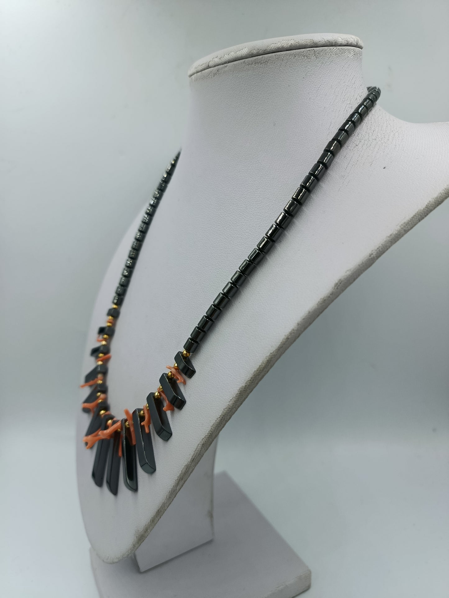 Ausdrucksstarke Statement Kette Hämatit Look mit Koralle Design modern