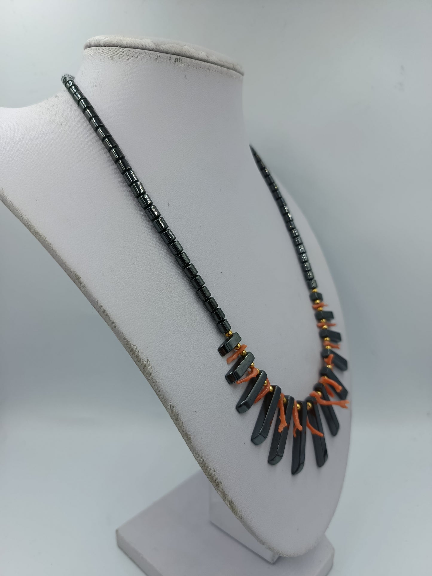 Ausdrucksstarke Statement Kette Hämatit Look mit Koralle Design modern