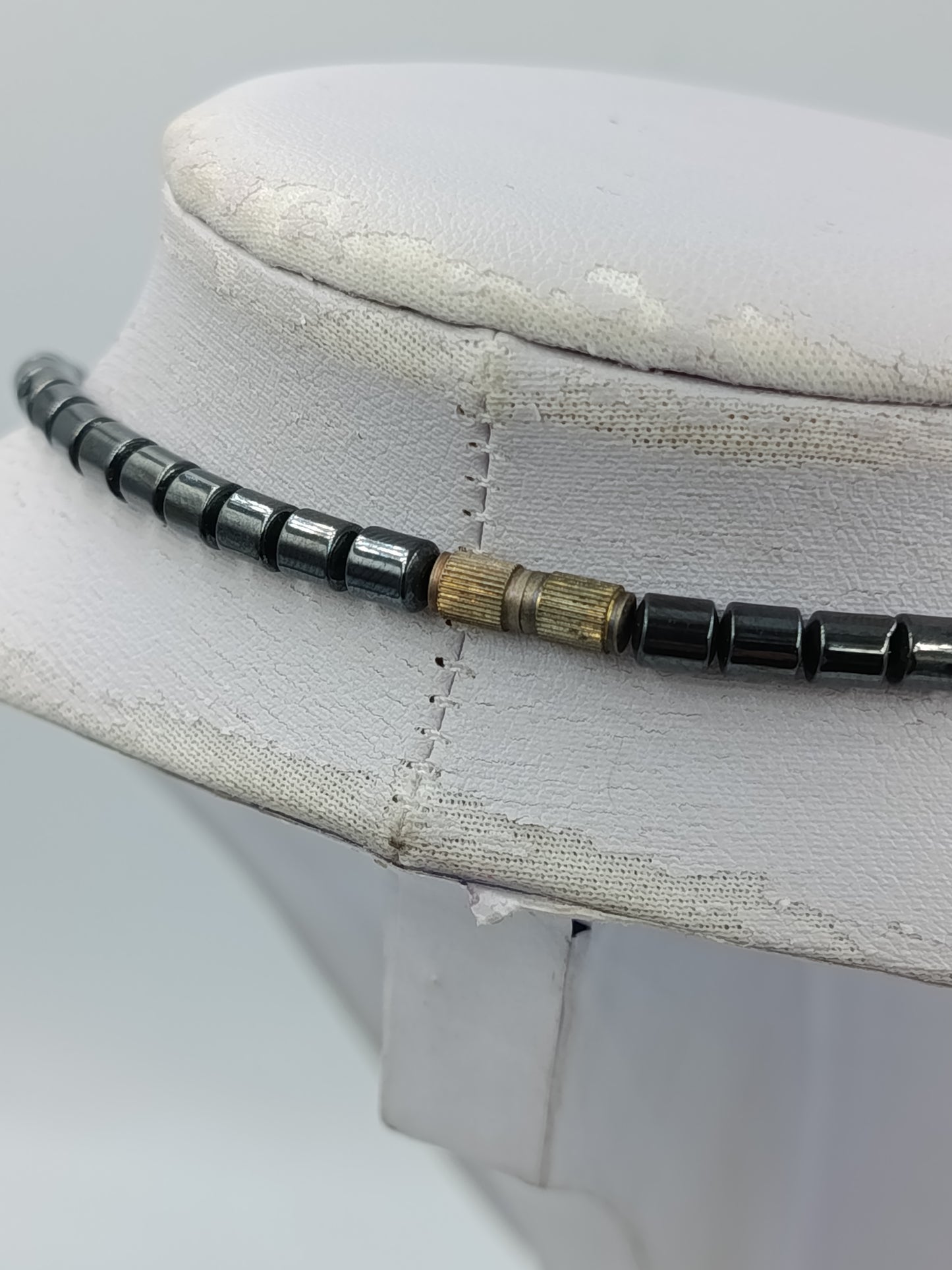 Ausdrucksstarke Statement Kette Hämatit Look mit Koralle Design modern