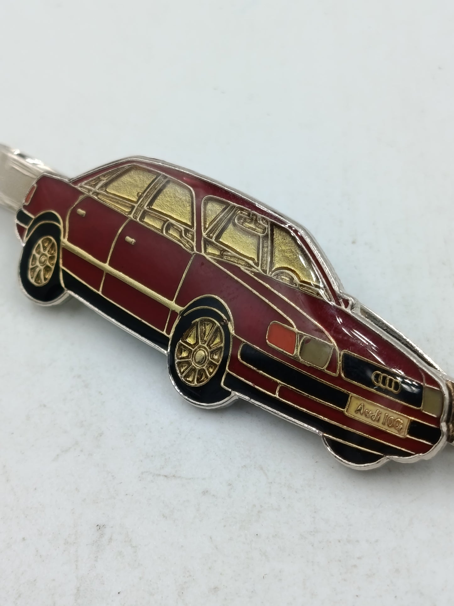 Krawattenklammer Audi 100 rot gold Vintage Auto Design Metall