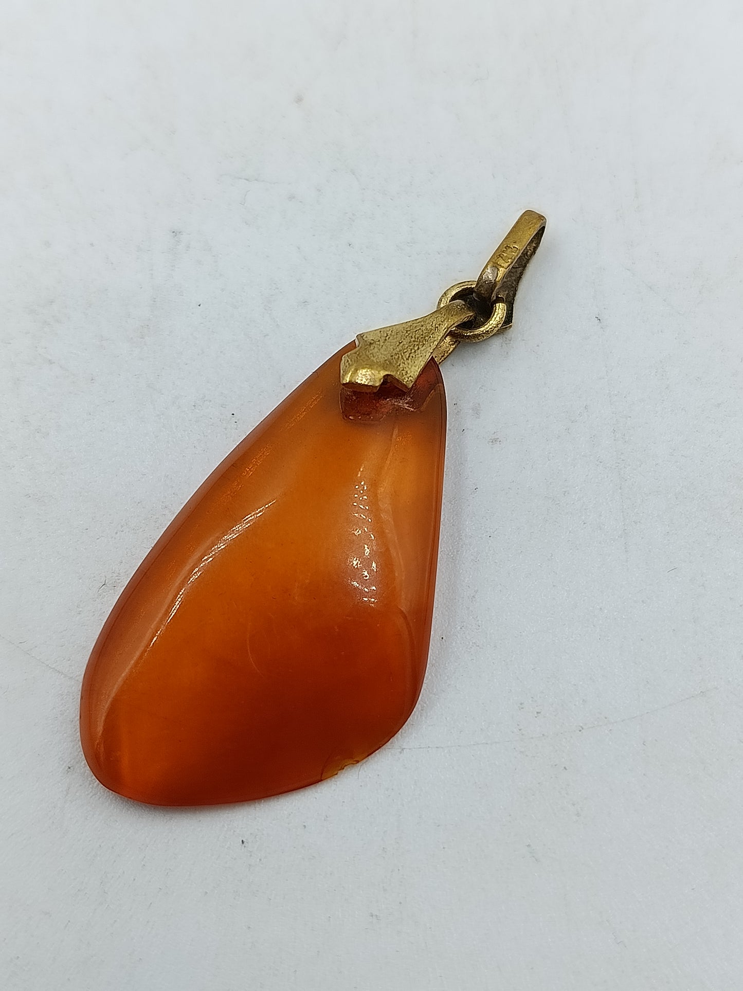 Vintage Anhänger Bernsteinoptik AM gestempelt orange Tropfenform
