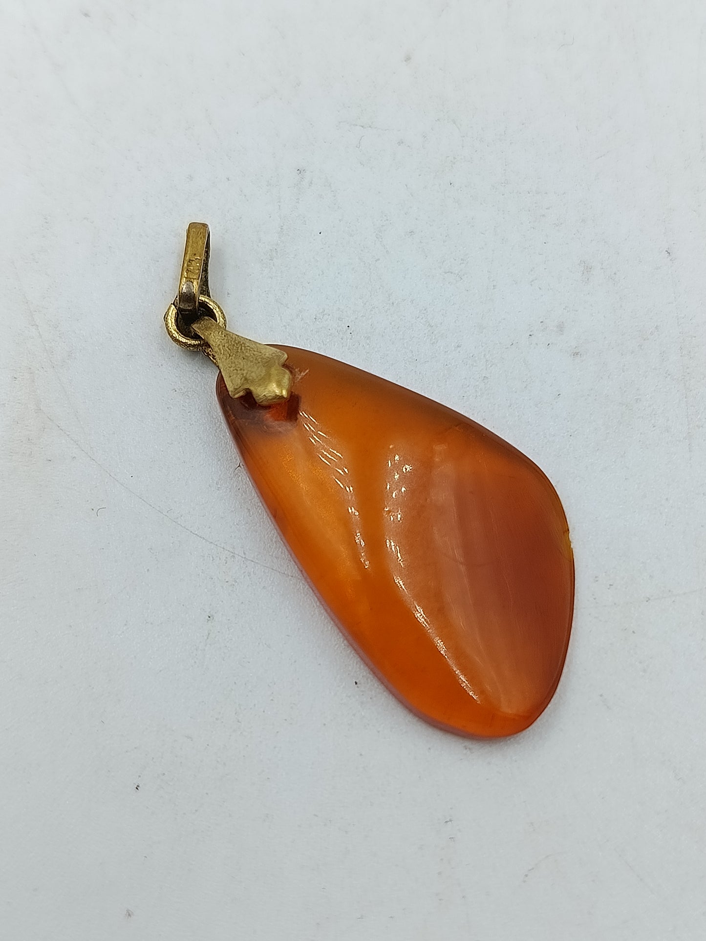 Vintage Anhänger Bernsteinoptik AM gestempelt orange Tropfenform