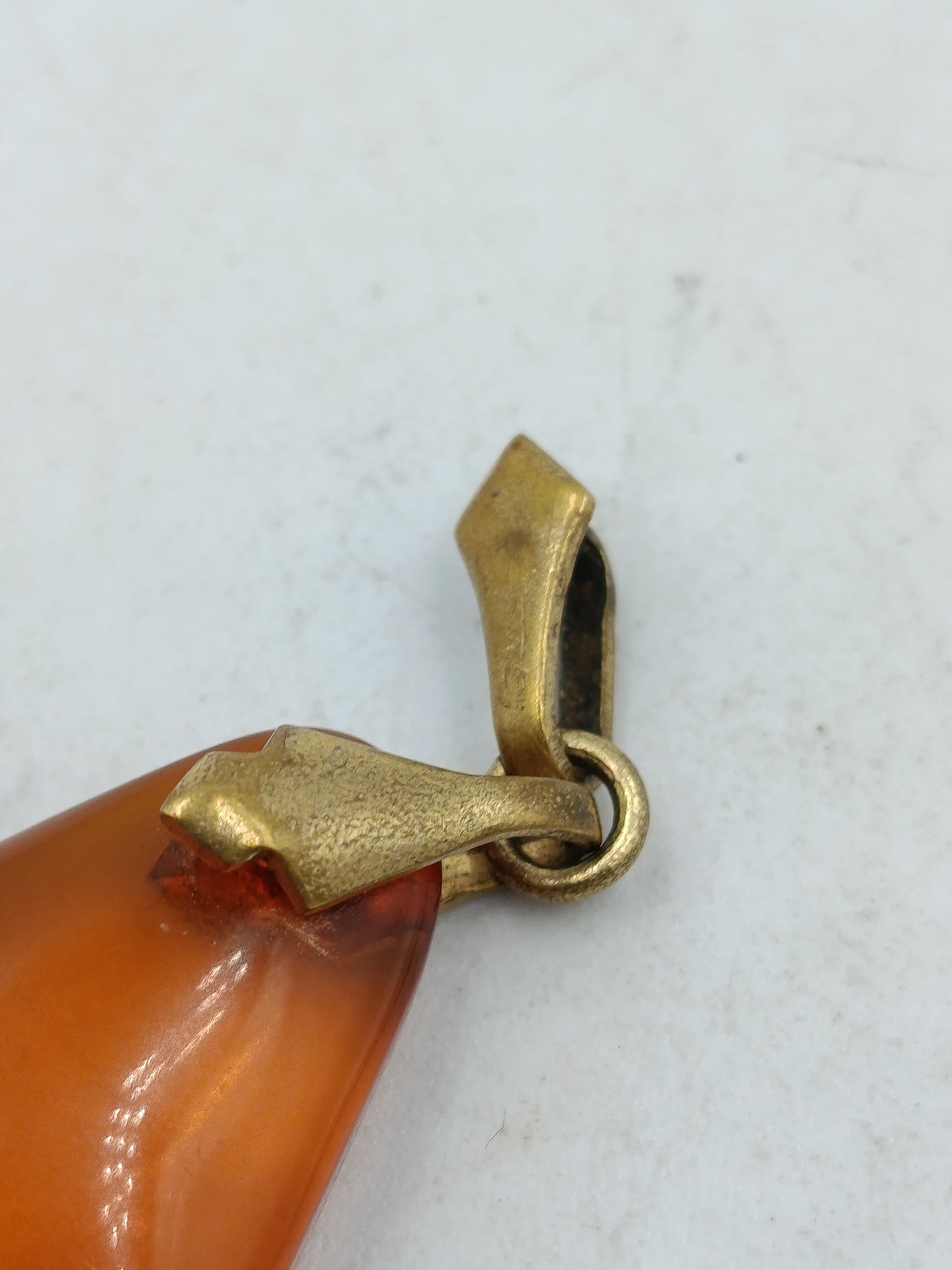Vintage Anhänger Bernsteinoptik AM gestempelt orange Tropfenform