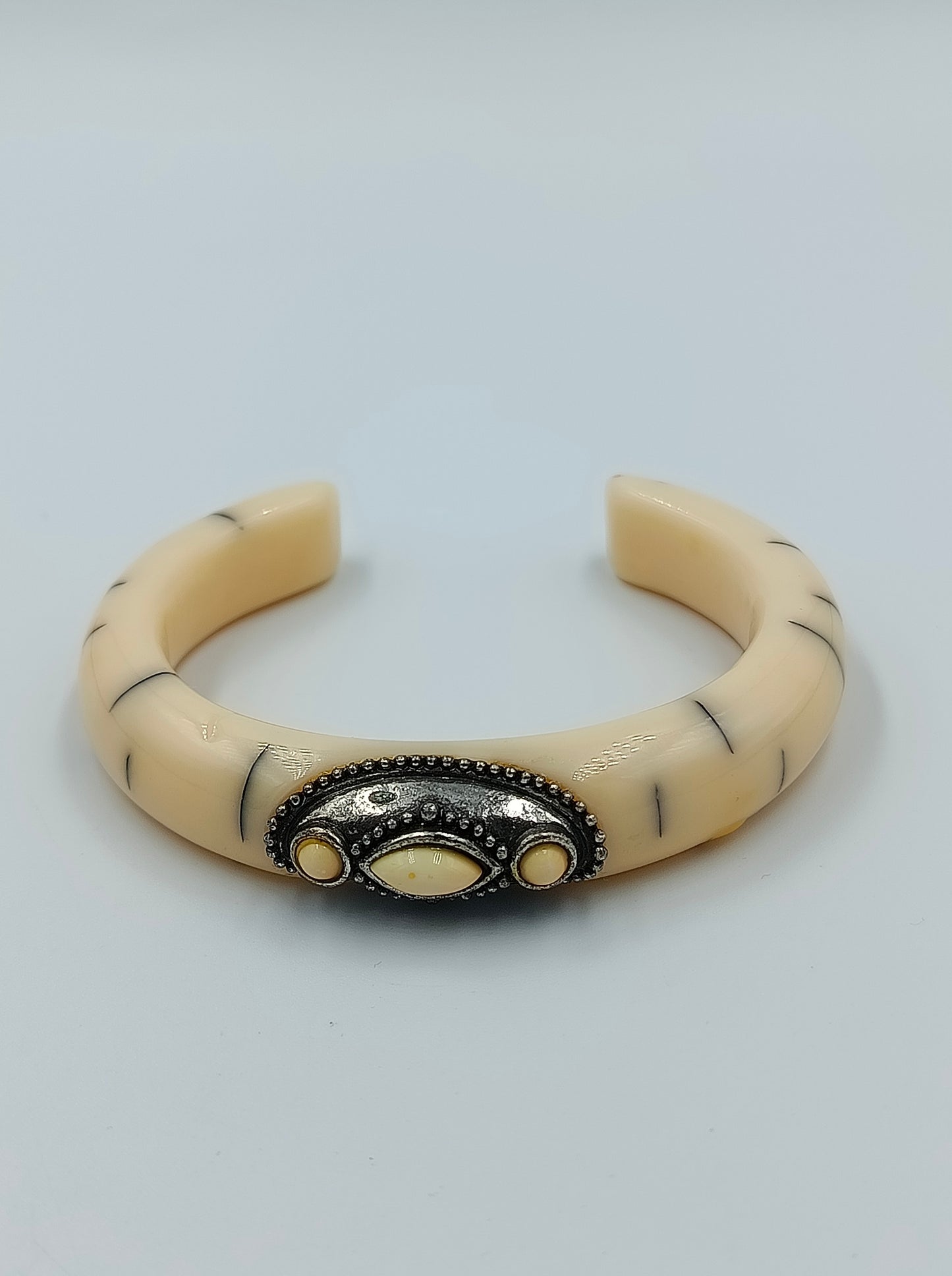 Vintage Armreif Knochenoptik Ethno Stil mit Metallornament offen