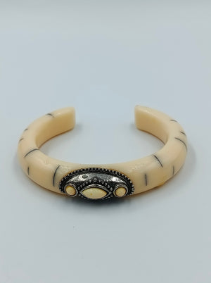 Vintage Armreif Knochenoptik Ethno Stil mit Metallornament offen